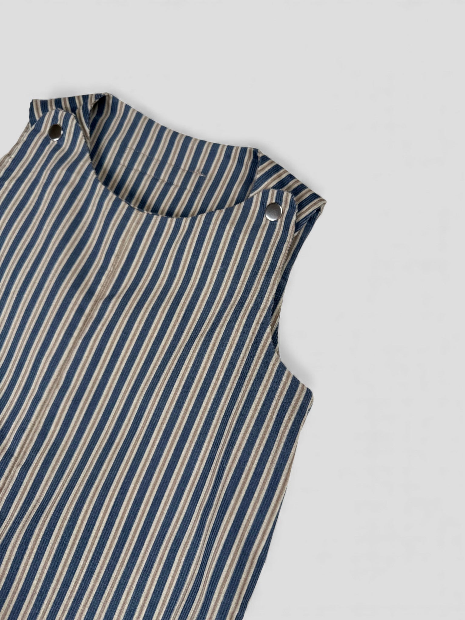 Kamping Studios Baby Overall und Strampler aus Cord, gestreift beige-blau, Produktfoto, Detail vorne
