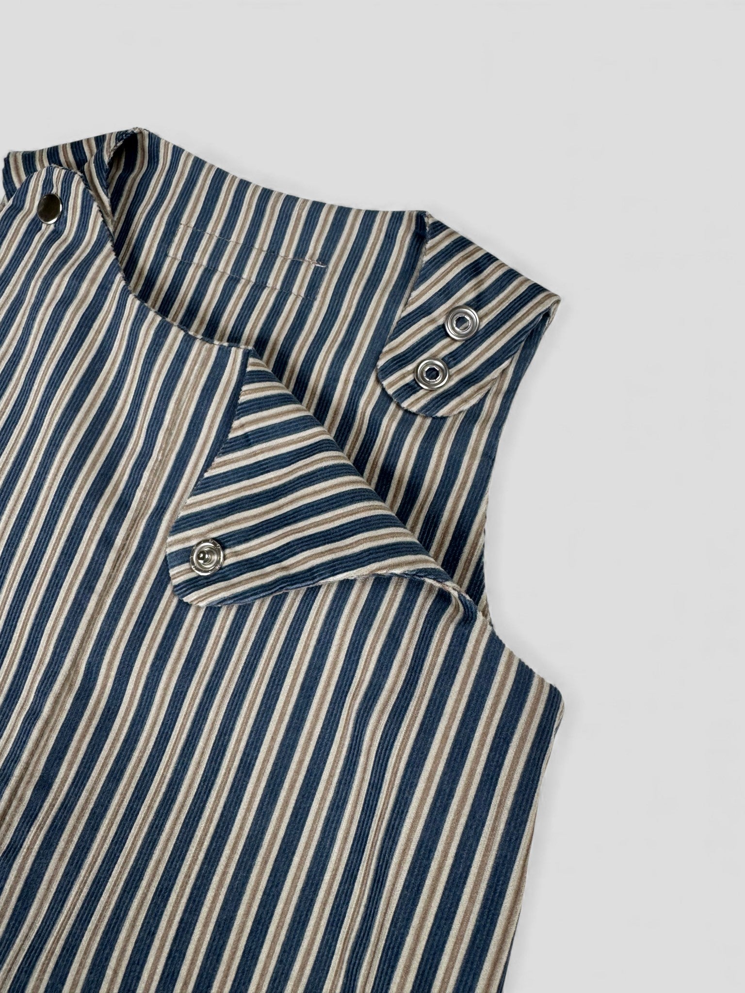 Kamping Studios Baby Overall und Strampler aus Cord, gestreift beige-blau, Produktfoto, Detail vorne Knopf