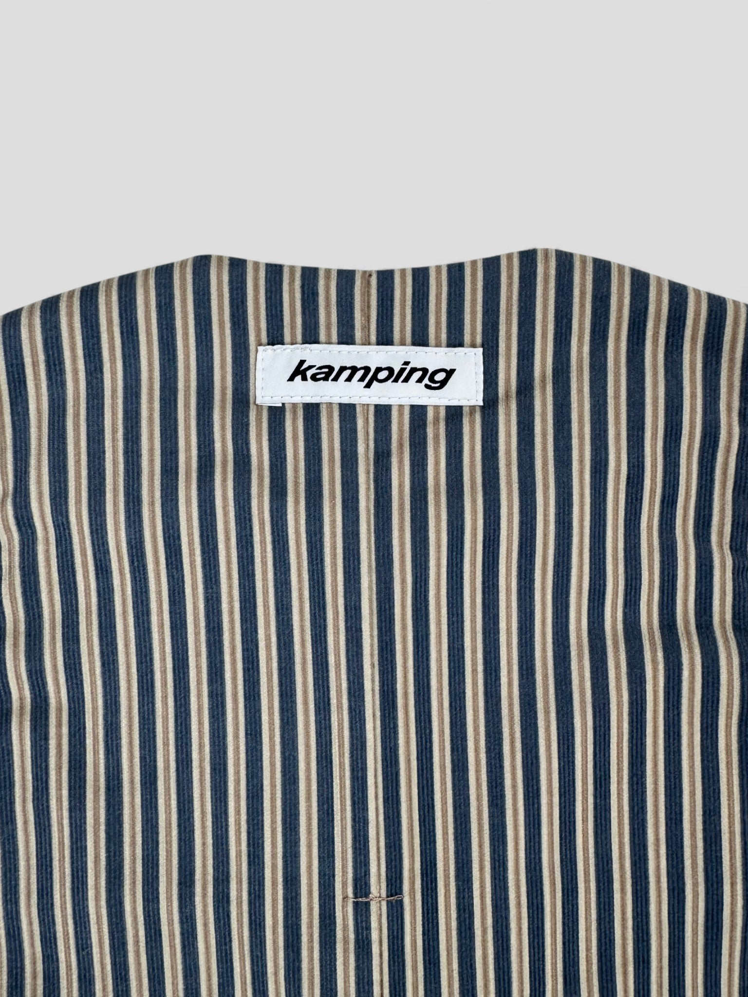 Kamping Studios Baby Overall und Strampler aus Cord, gestreift beige-blau, Produktfoto, Detail hinten Logo