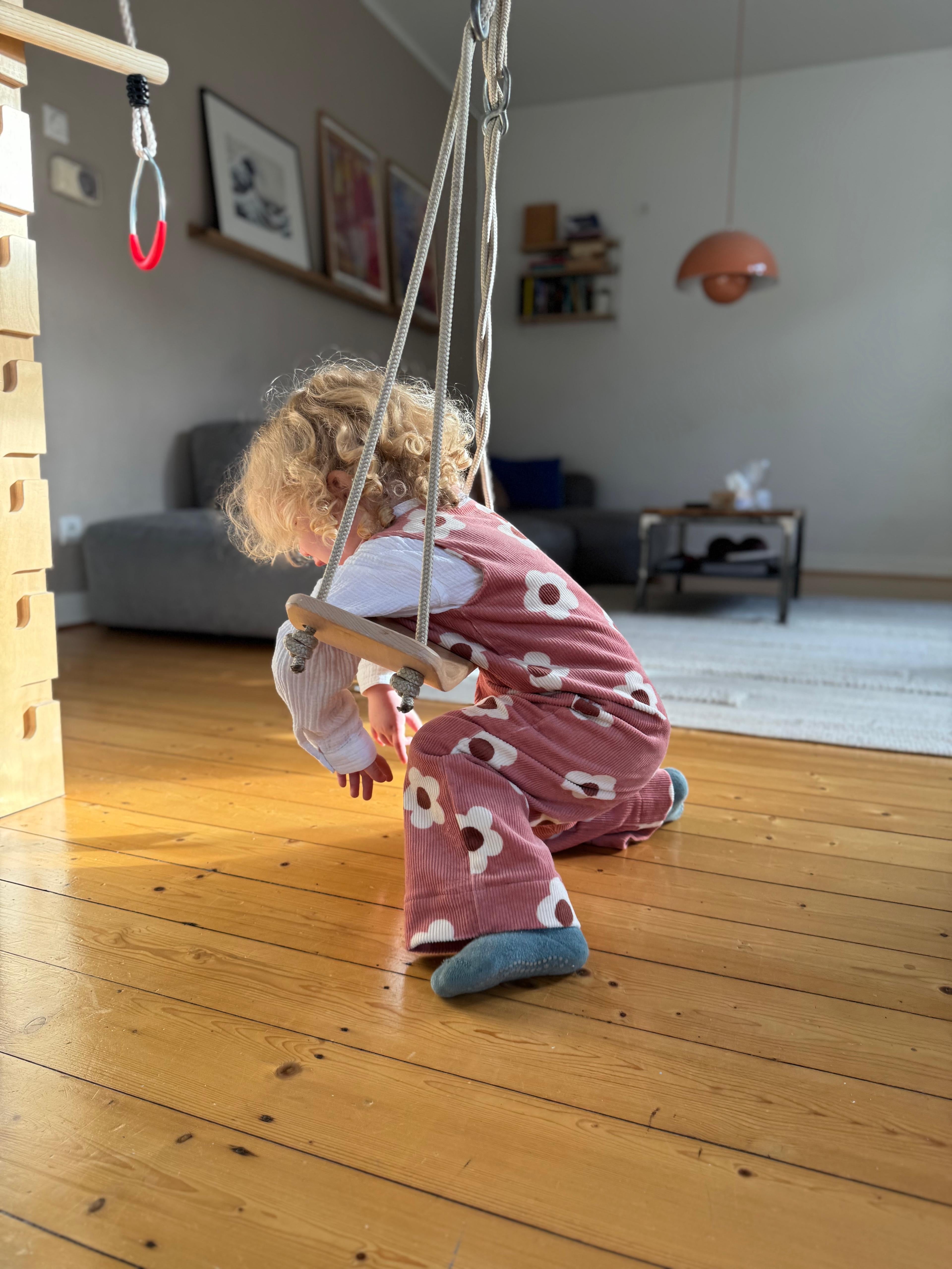 Baby Overall und Strampler mit rosa Blumen Produktfoto, am Model, Mood