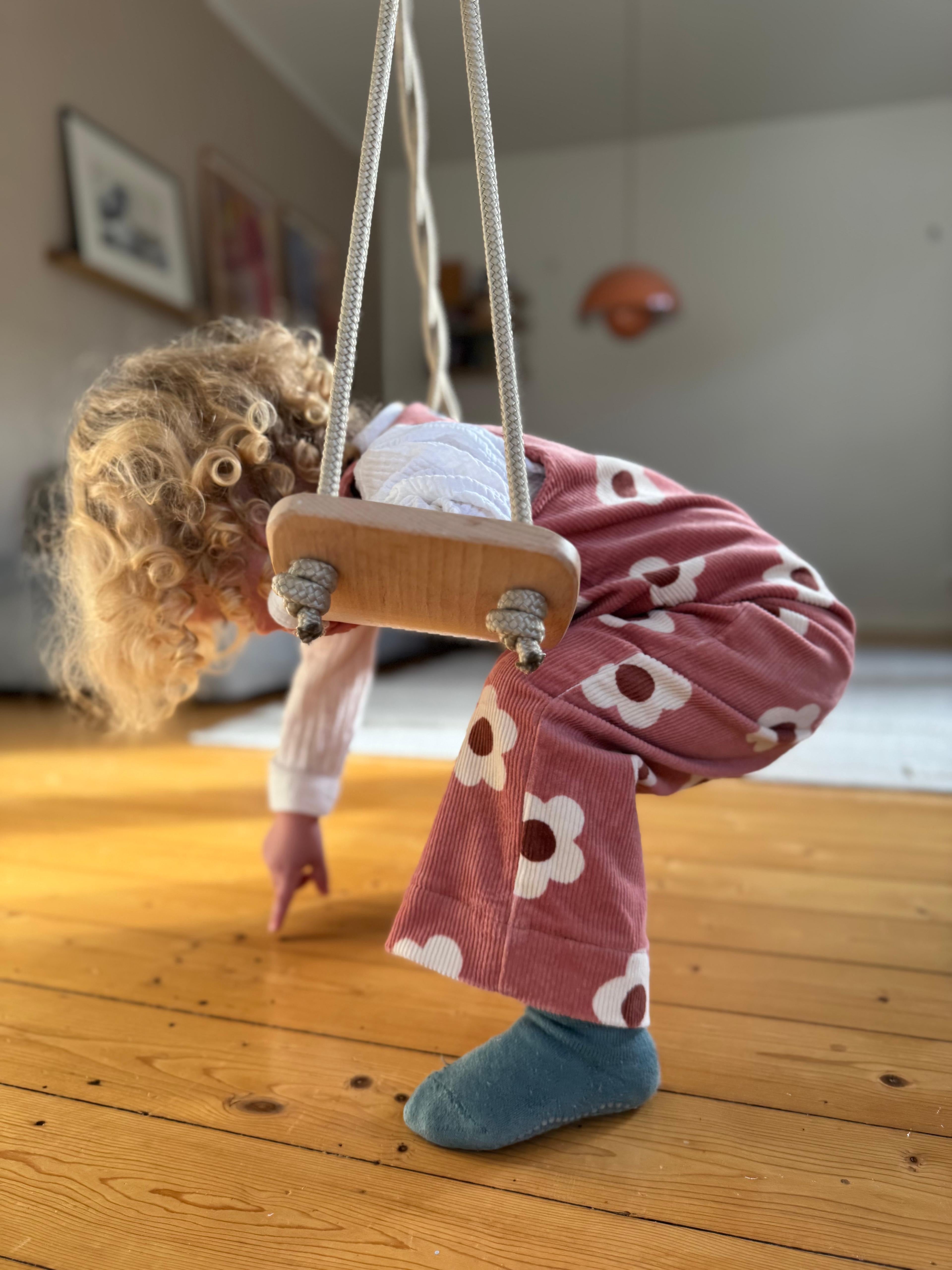 Baby Overall und Strample rmit rosa Blumen am Model, Seite