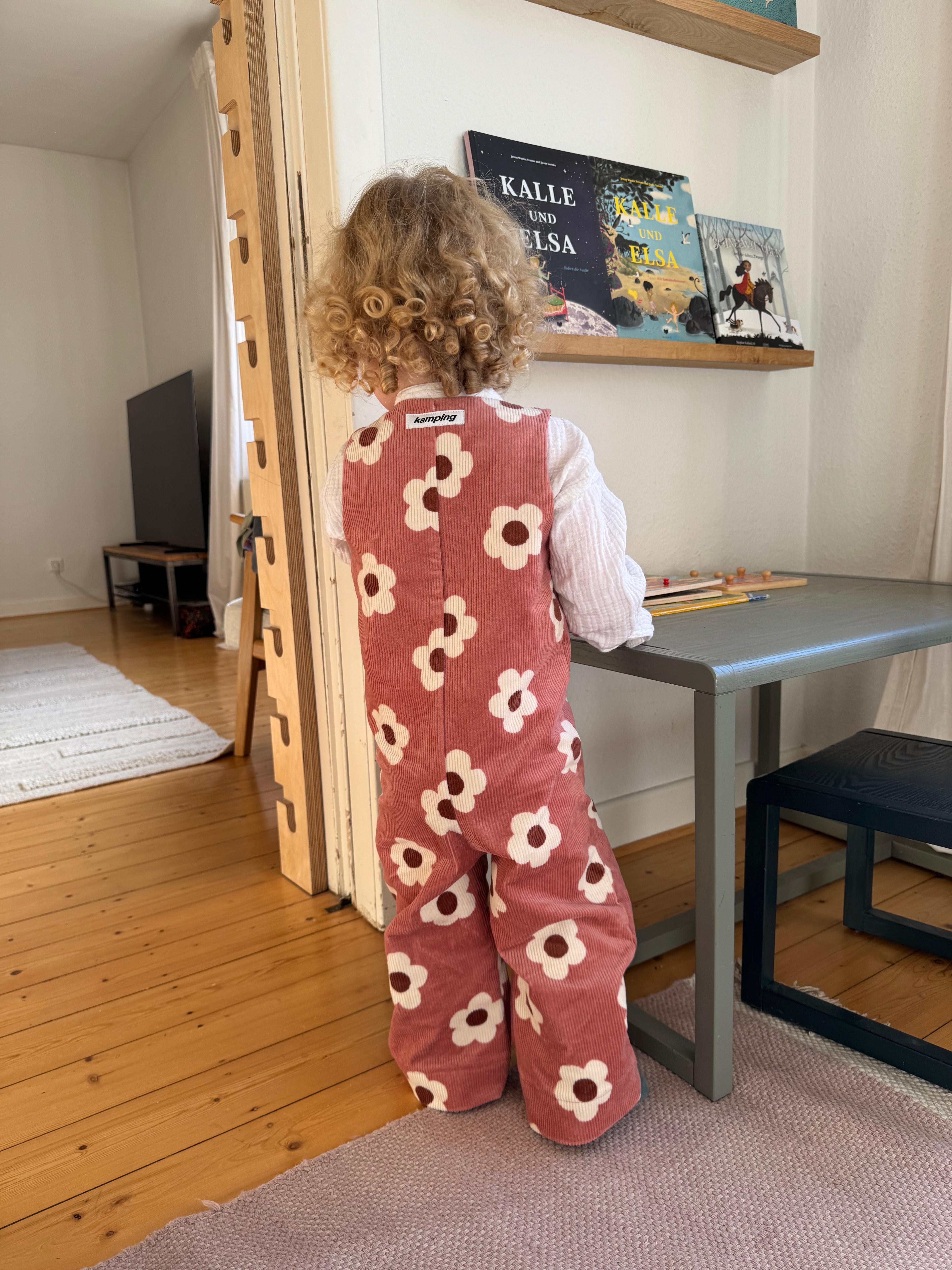 Baby Overall und Strampler mit rosa Blumen am Model, Rueckseite