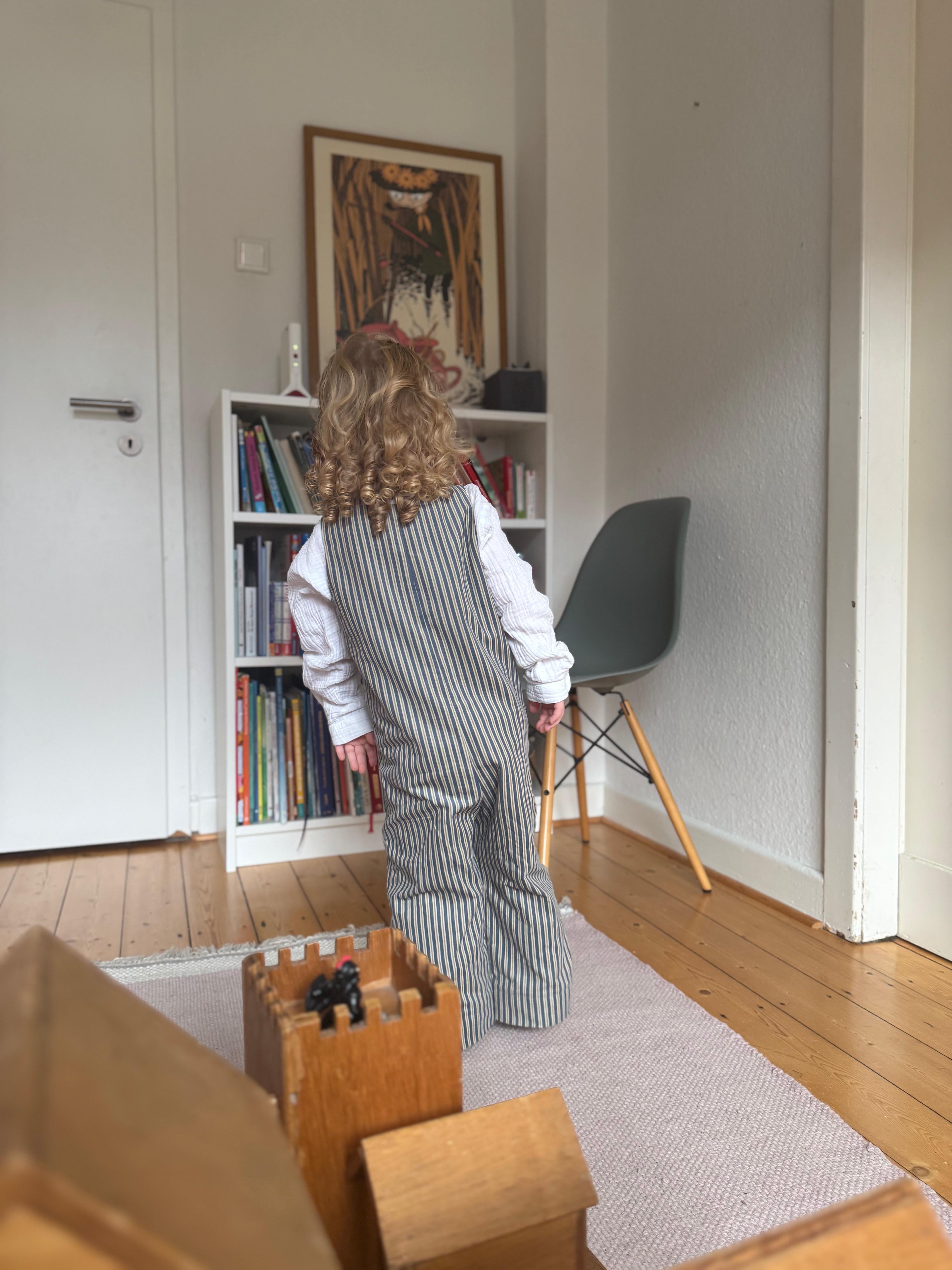 Kamping Studios Baby Overall und Strampler aus Cord, gestreift beige-blau, am Model, Rueckseite 2