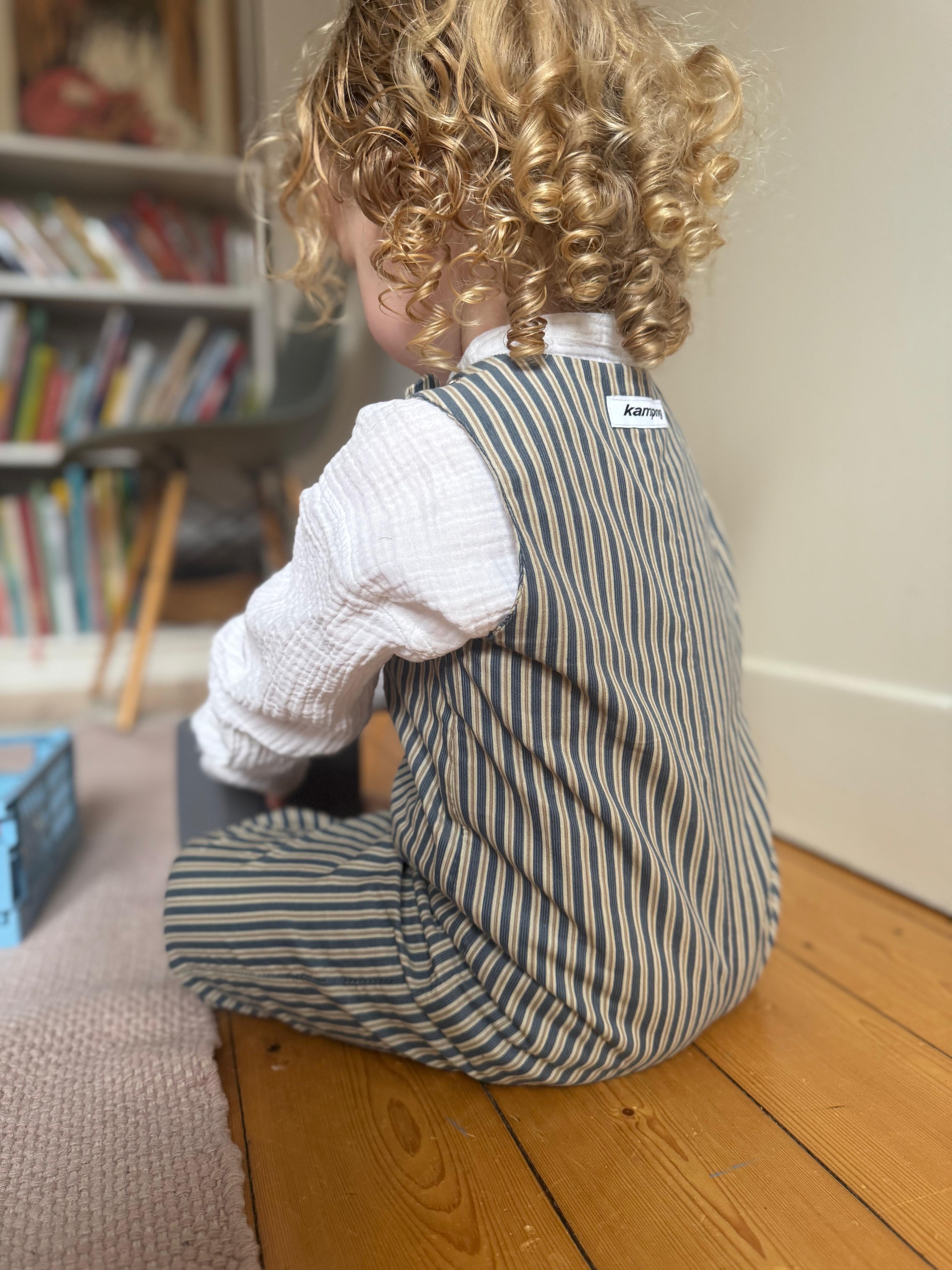 Kamping Studios Baby Overall und Strampler aus Cord, gestreift beige-blau, am Model, Rueckseite Detail