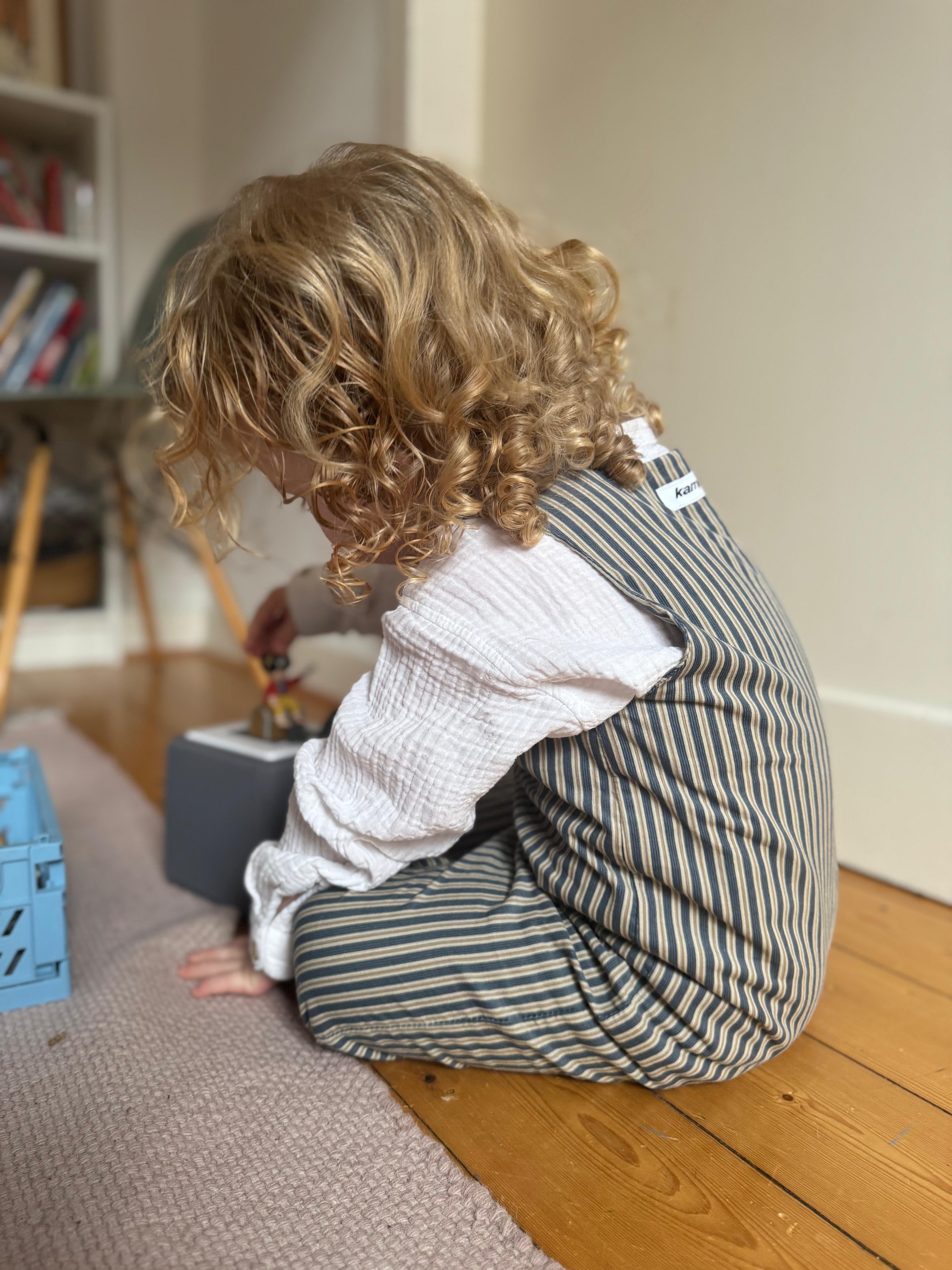 Kamping Studios Baby Overall und Strampler aus Cord, gestreift beige-blau, am Model, Mood