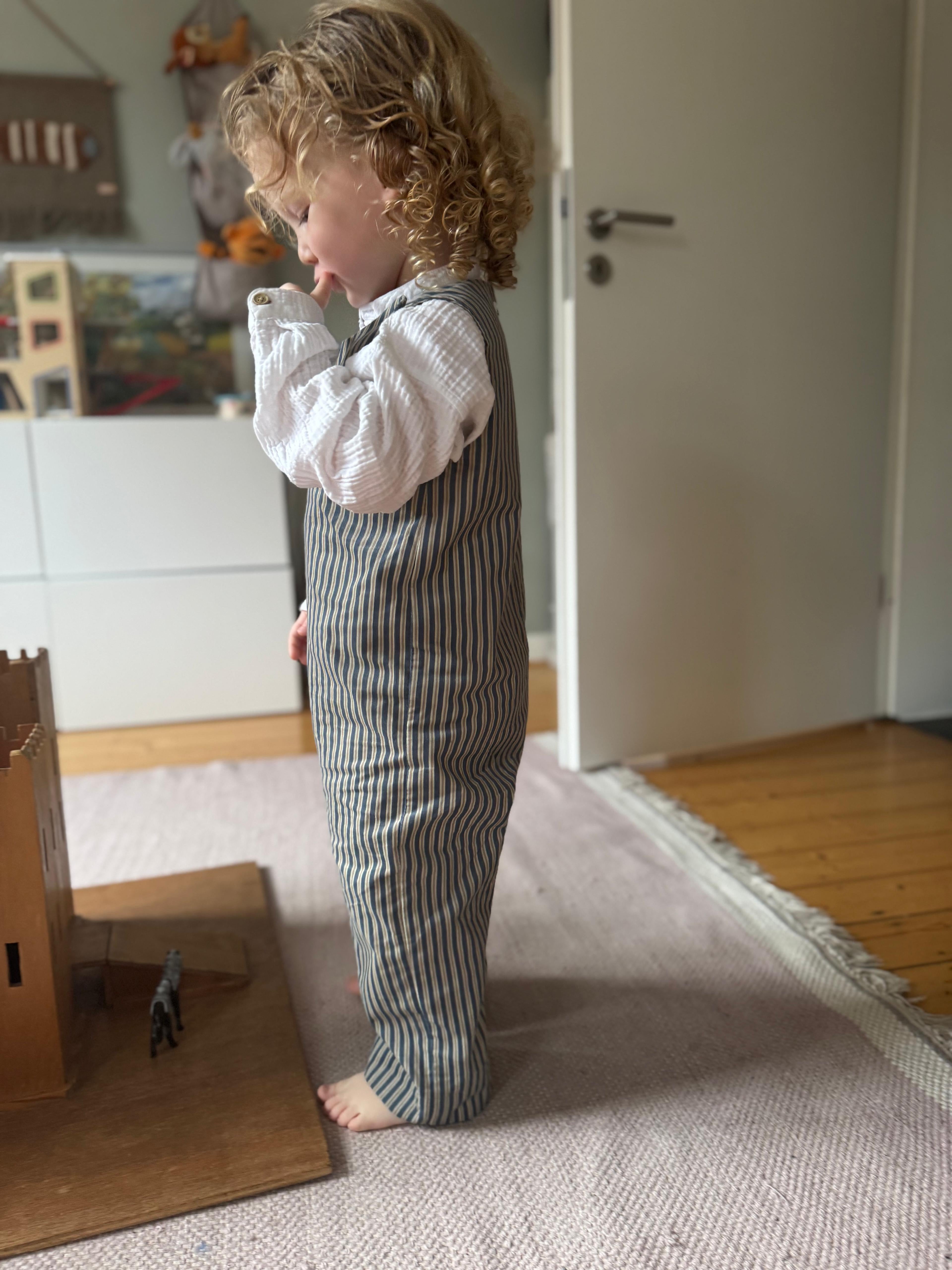 Kamping Studios Baby Overall und Strampler aus Cord, gestreift beige-blau, am Model, Mood Seite