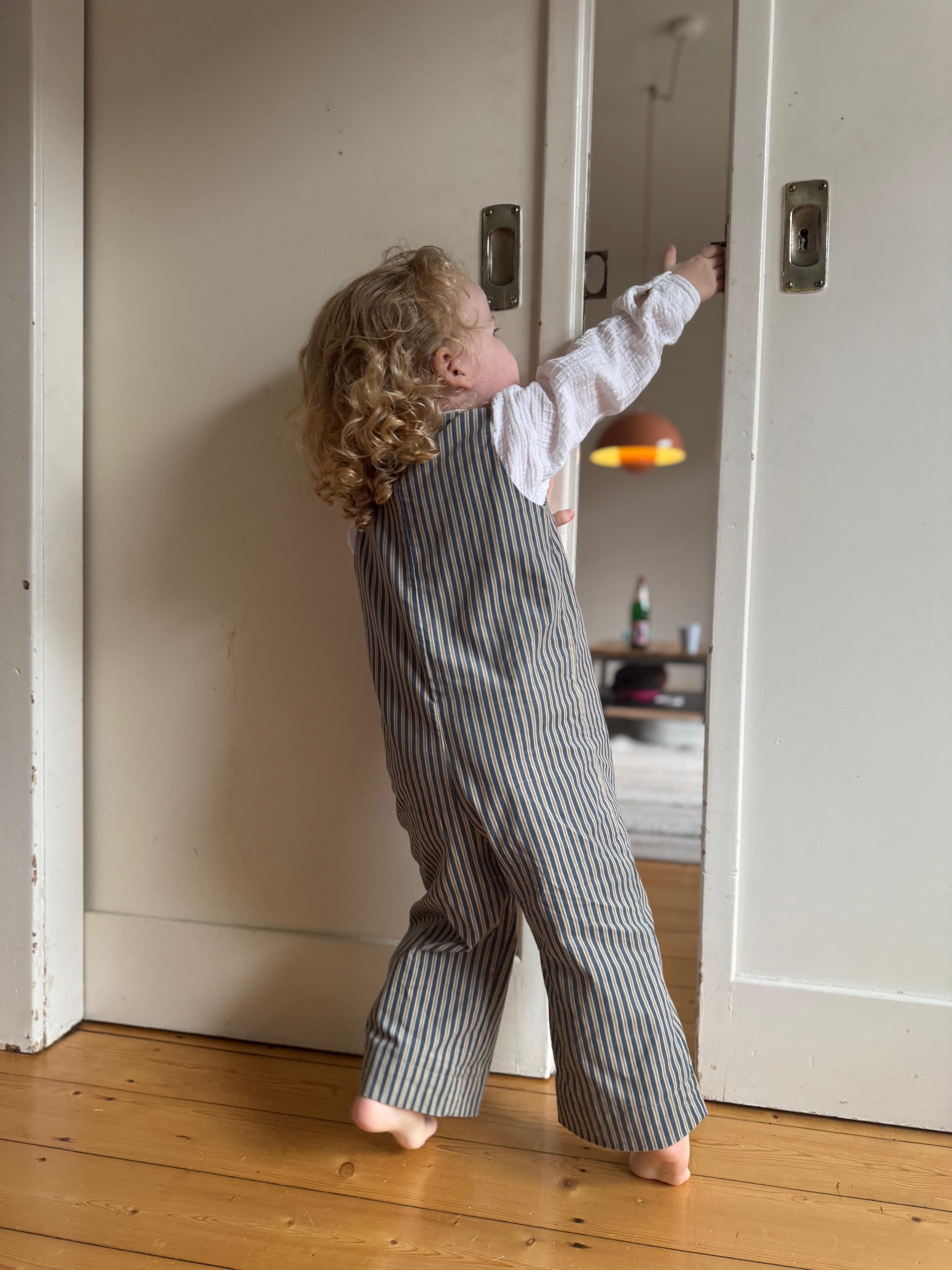 Kamping Studios Baby Overall und Strampler aus Cord, gestreift beige-blau, am Model, Rueckseite