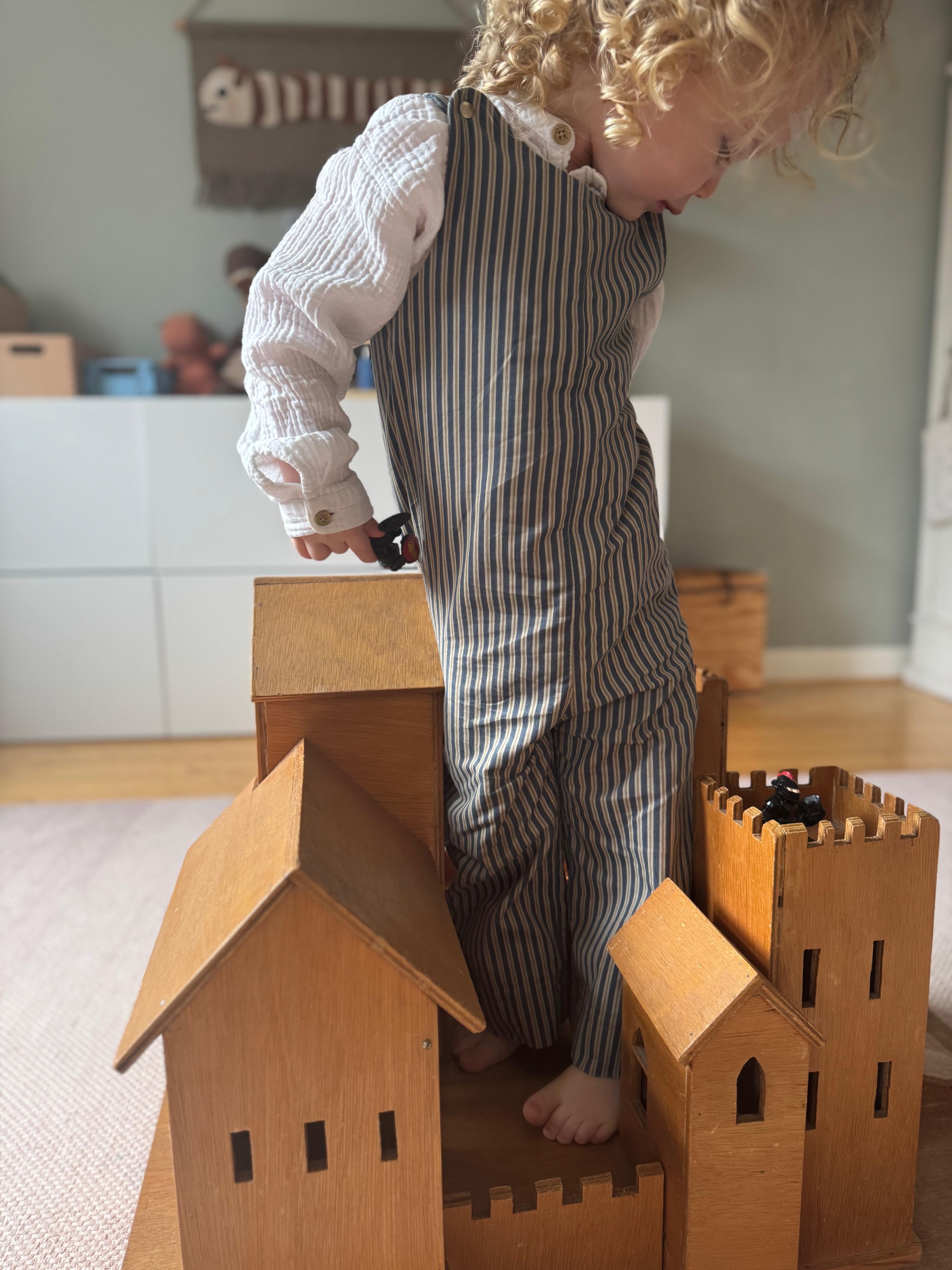 Kamping Studios Baby Overall und Strampler aus Cord, gestreift beige-blau, am Model, Vorderseite