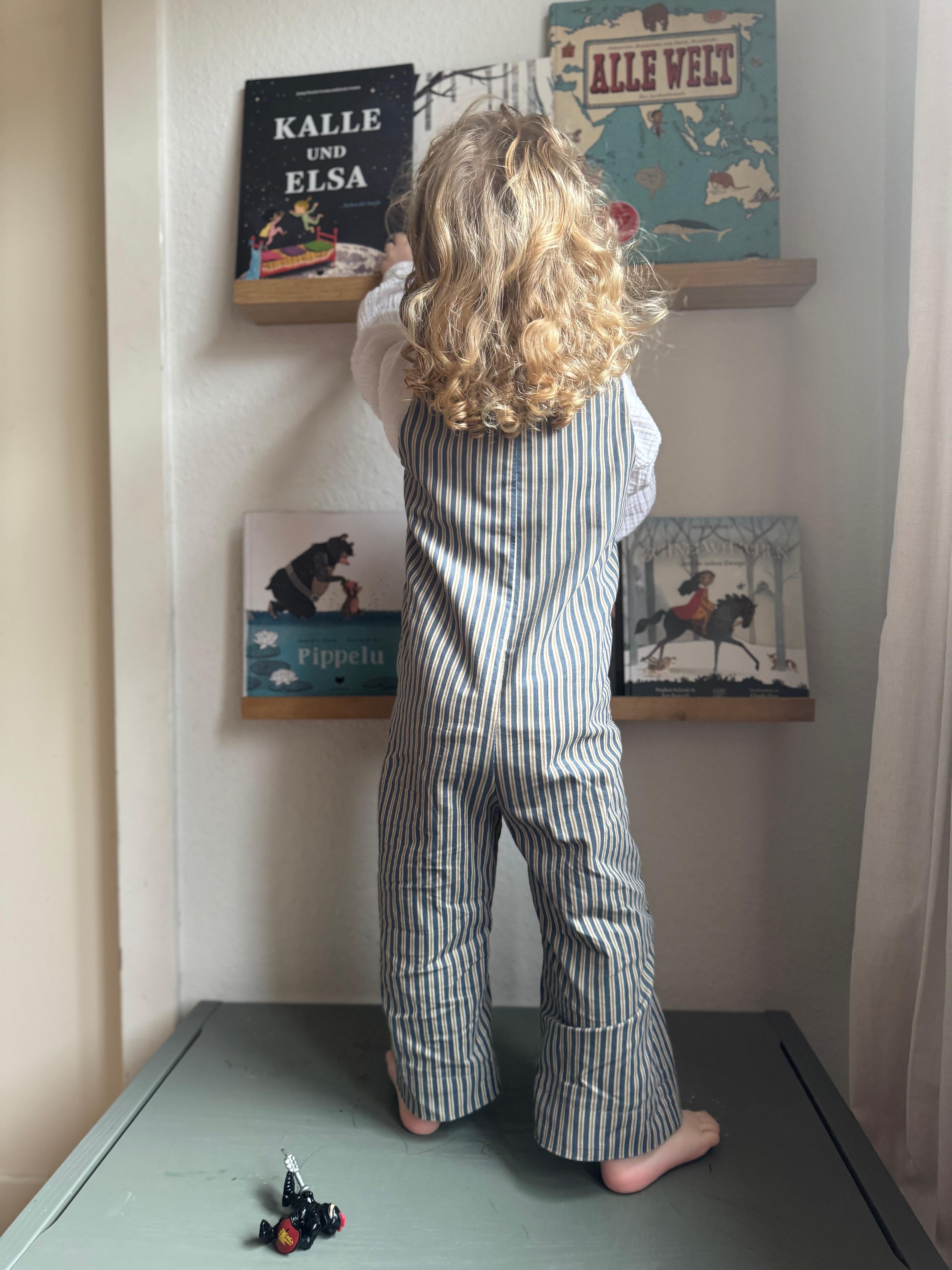 Kamping Studios Baby Overall und Strampler aus Cord, gestreift beige-blau, am Model, Rueckseite