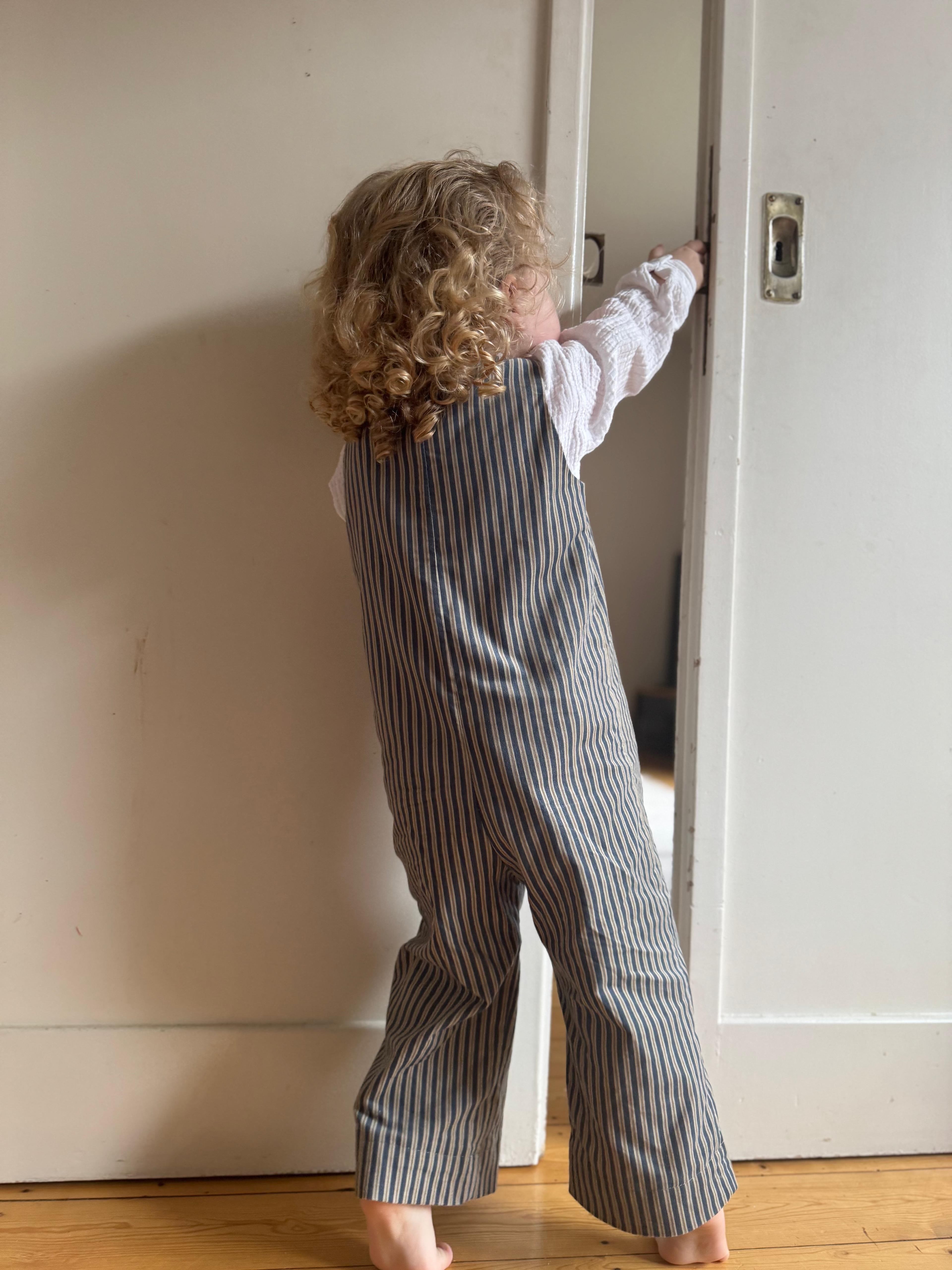 Kamping Studios Baby Overall und Strampler aus Cord, gestreift beige-blau, am Model, Mood