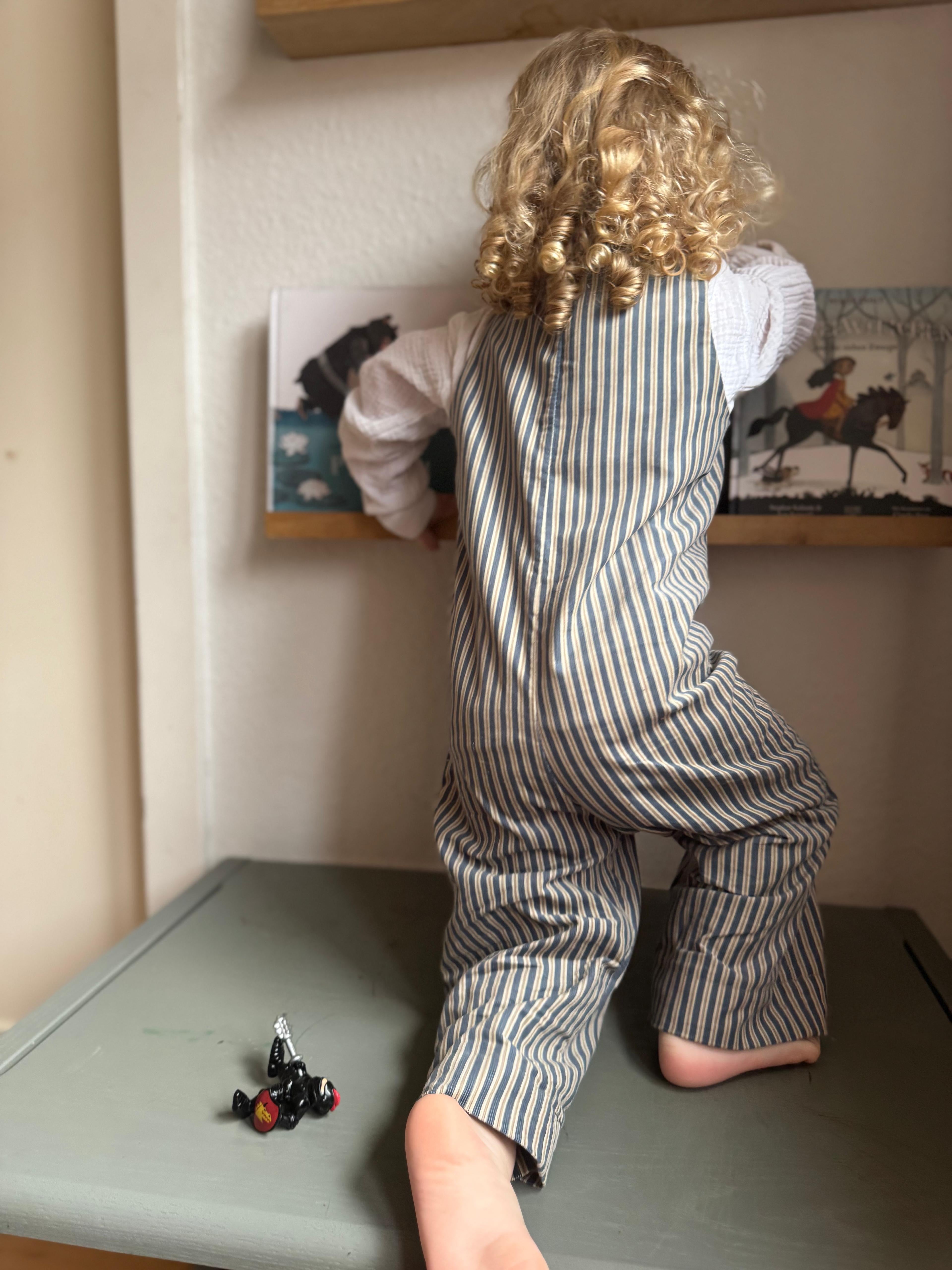 Kamping Studios Baby Overall und Strampler aus Cord, gestreift beige-blau, am Model, Mood klettern