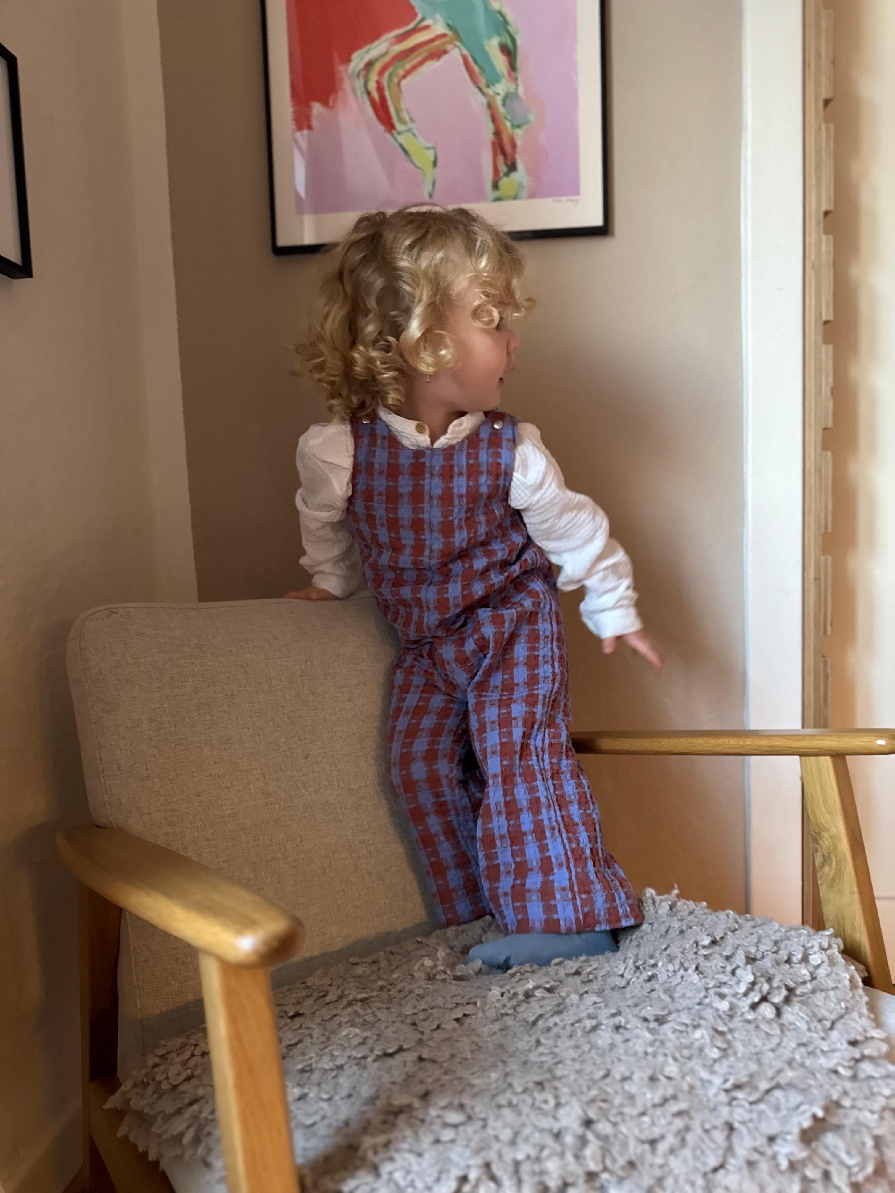 Kamping Studios Baby Overall und Strampler aus Baumwolle, kariert blau/rot, am Model, VOrne 