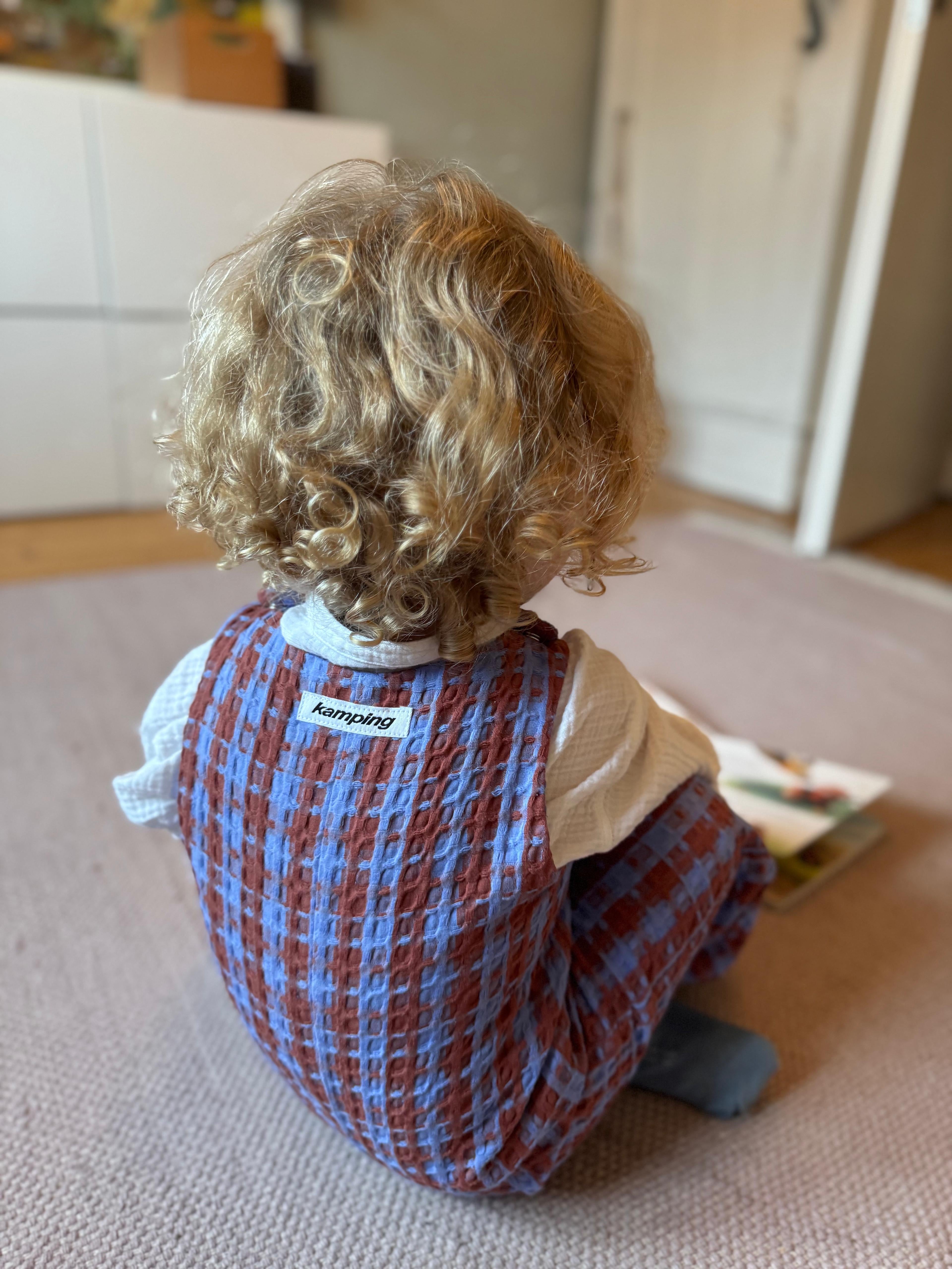 Kamping Studios Baby Overall und Strampler aus Baumwolle, kariert blau/rot, am Model, Rueckseite Detail