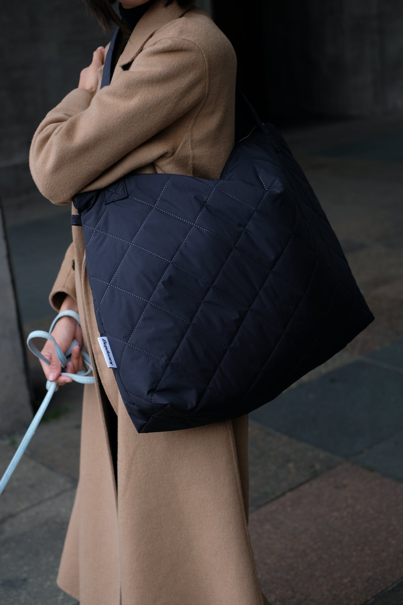 Kamping Studios Mom-Bag und Weekender in Schwarz, am weiblichen Model, Detail