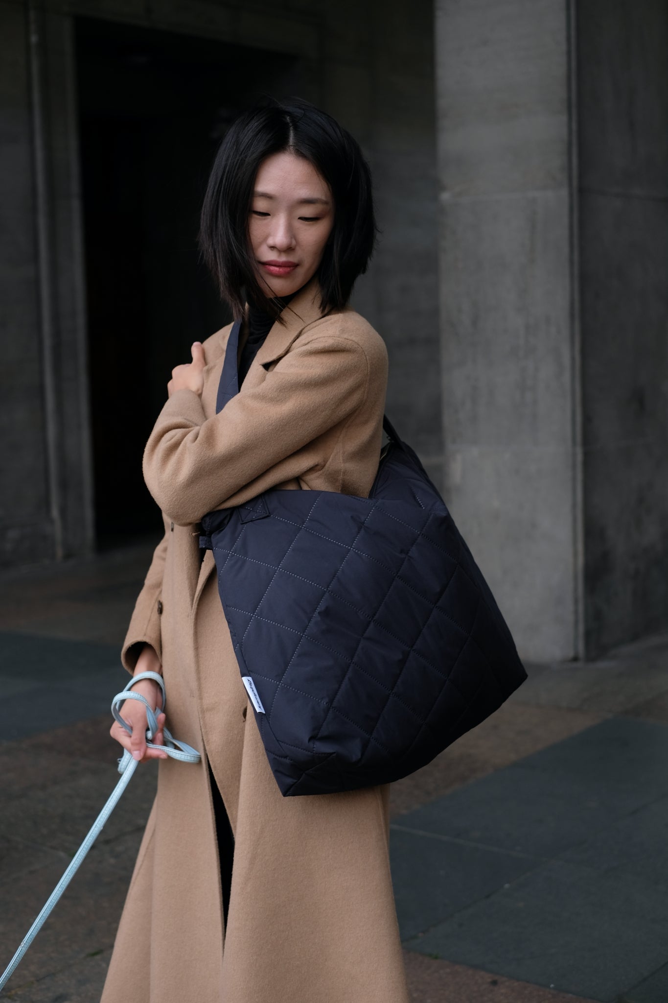 Kamping Studios Mom-Bag und Weekender in Schwarz, am weiblichen Model, Crossbody