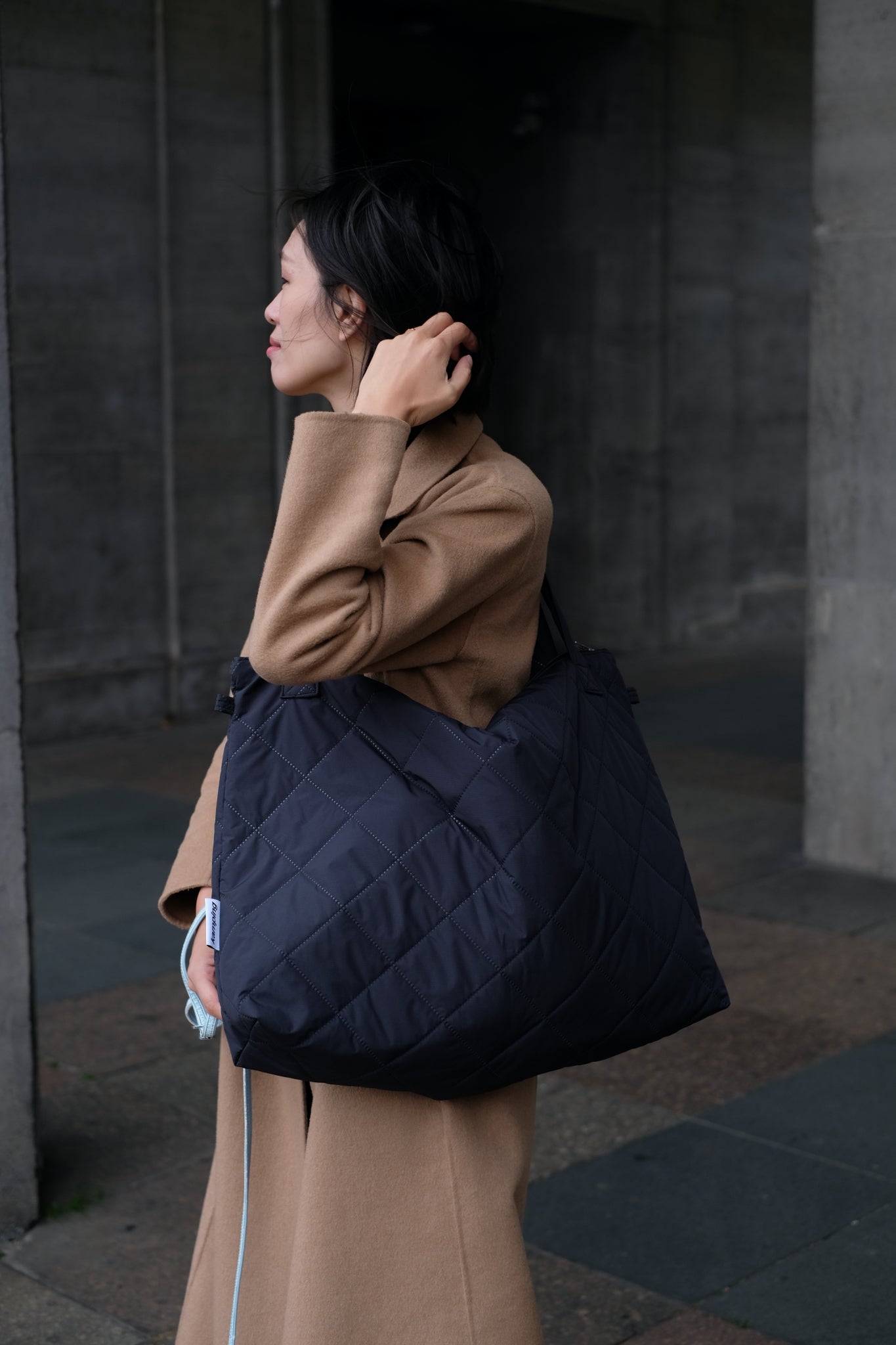 Kamping Studios Mom-Bag und Weekender in Schwarz, am weiblichen Model, Crossbody