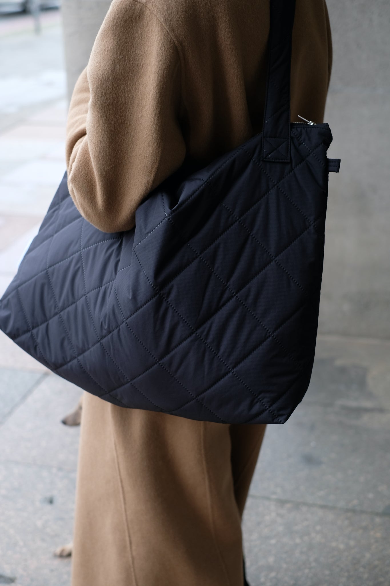 Kamping Studios Mom-Bag und Weekender in Schwarz, am weiblichen Model, Detail