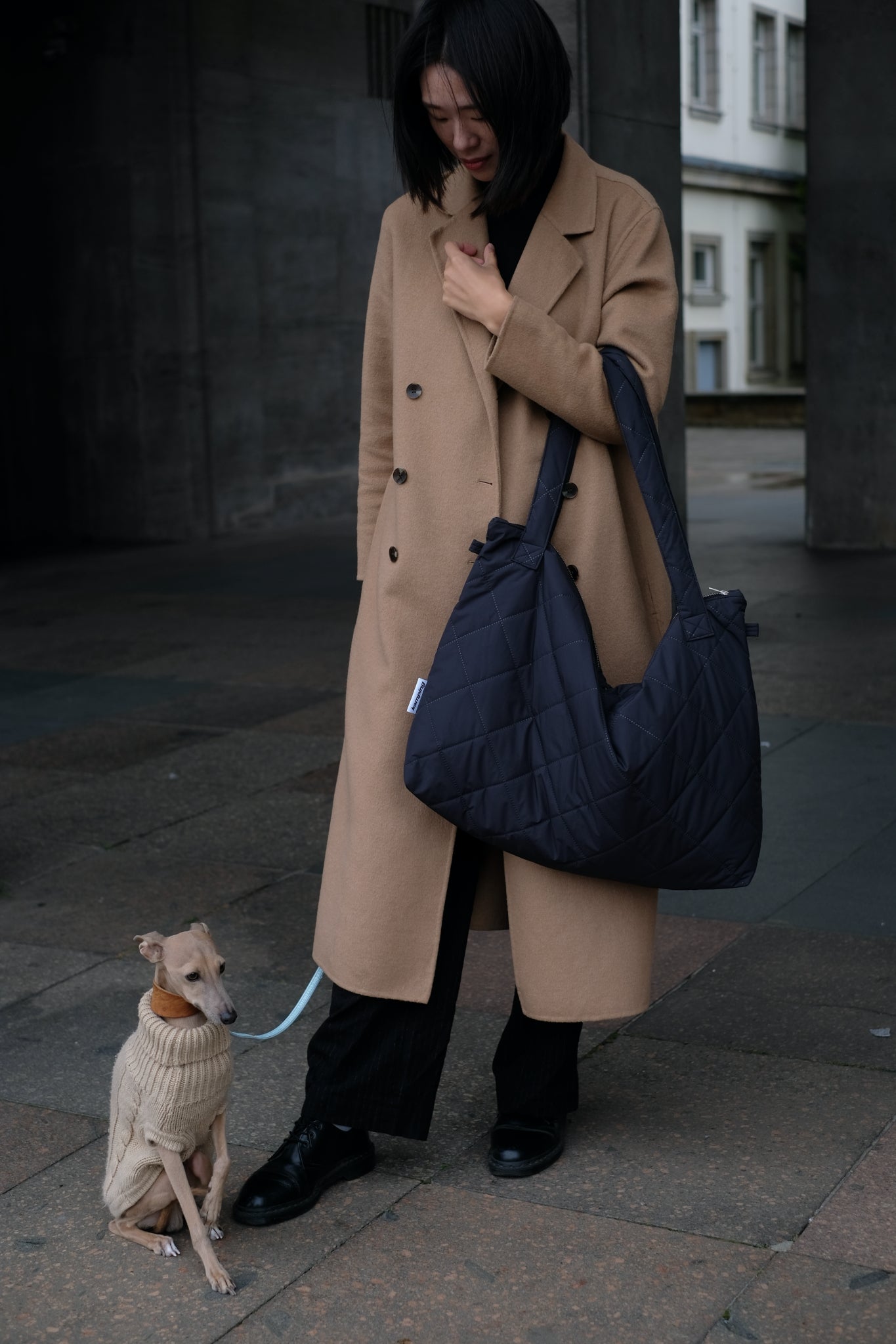 Kamping Studios Mom-Bag und Weekender in Schwarz, am weiblichen Model