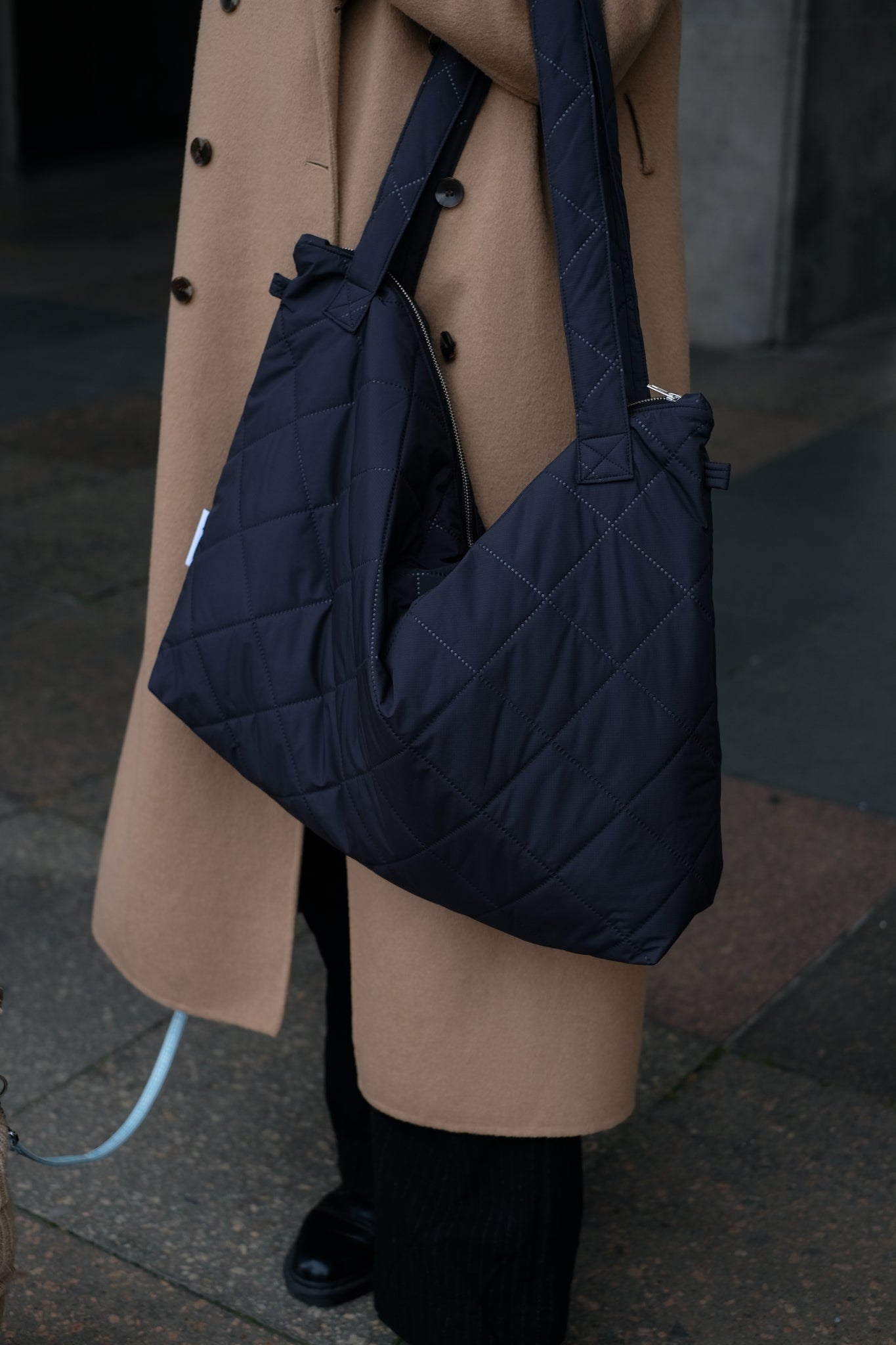 Kamping Studios Mom-Bag und Weekender in Schwarz, am weiblichen Model, Detail