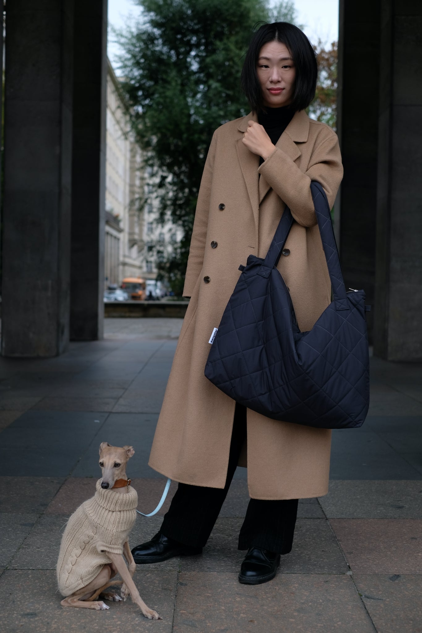 Kamping Studios Mom-Bag und Weekender in Schwarz, am weiblichen Model 4