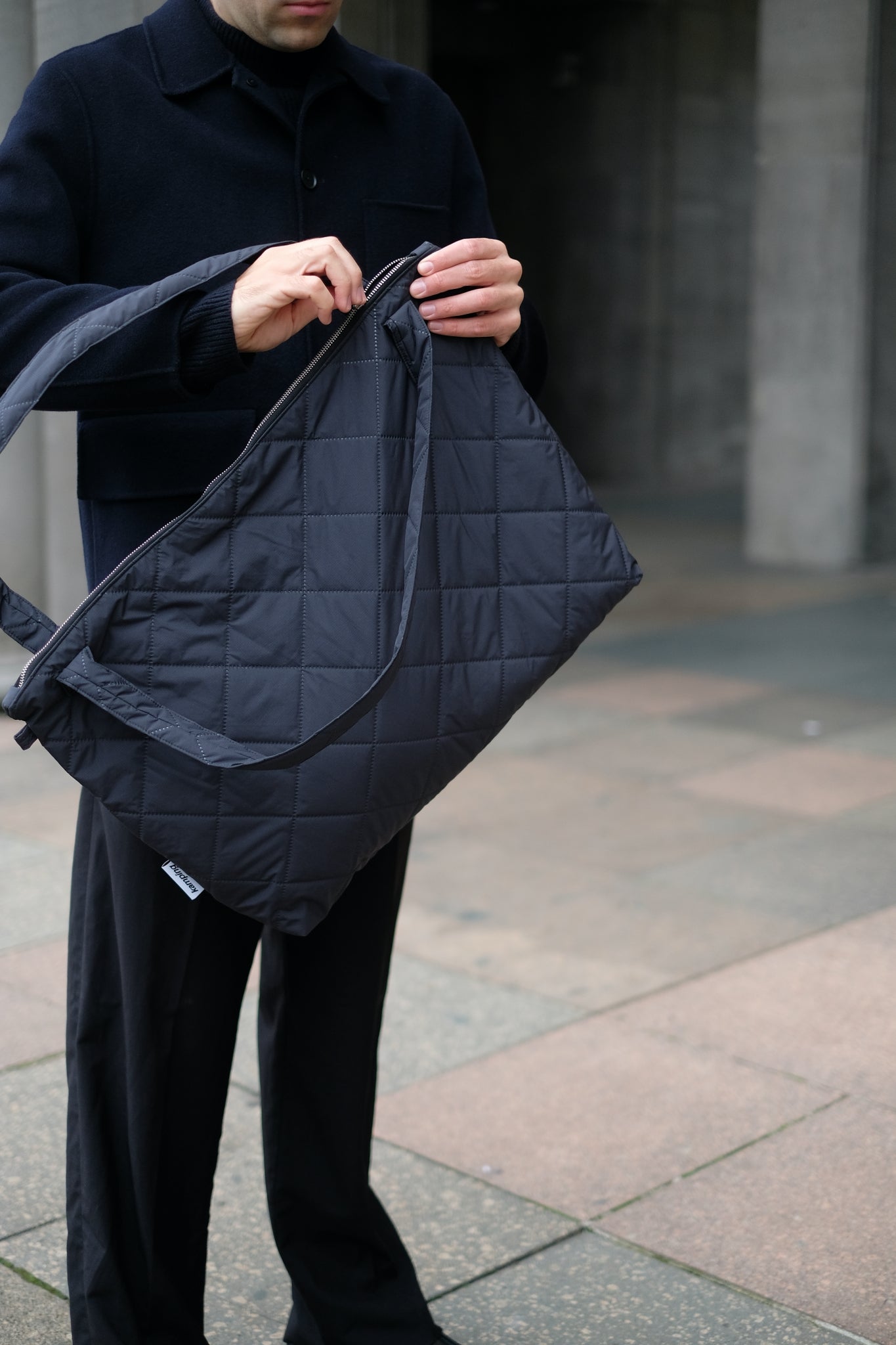 Kamping Studios Mom-Bag und Weekender in Schwarz, am maennlichen Model, Detail 2
