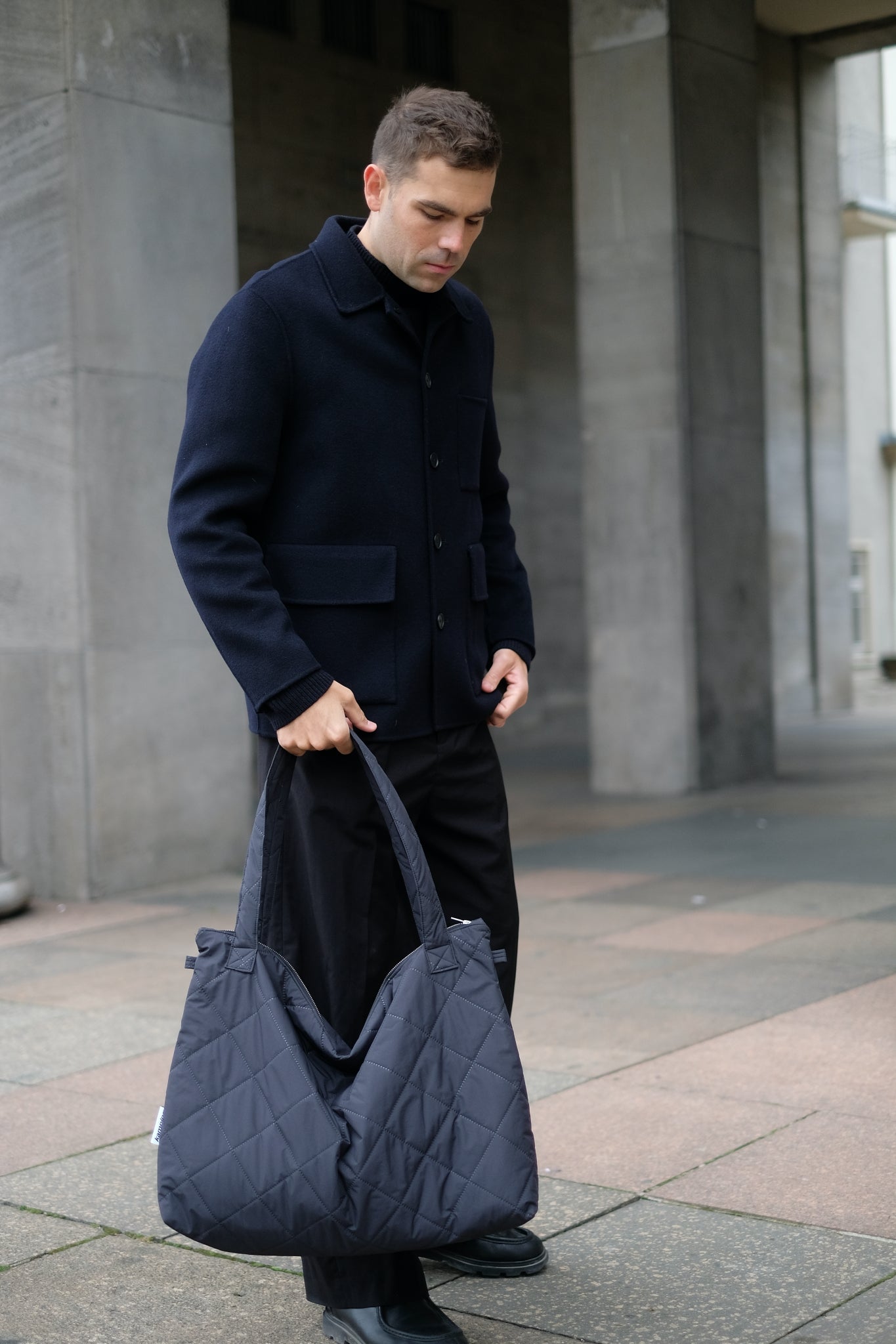 Kamping Studios Mom-Bag und Weekender in Schwarz, am maennlichen Model