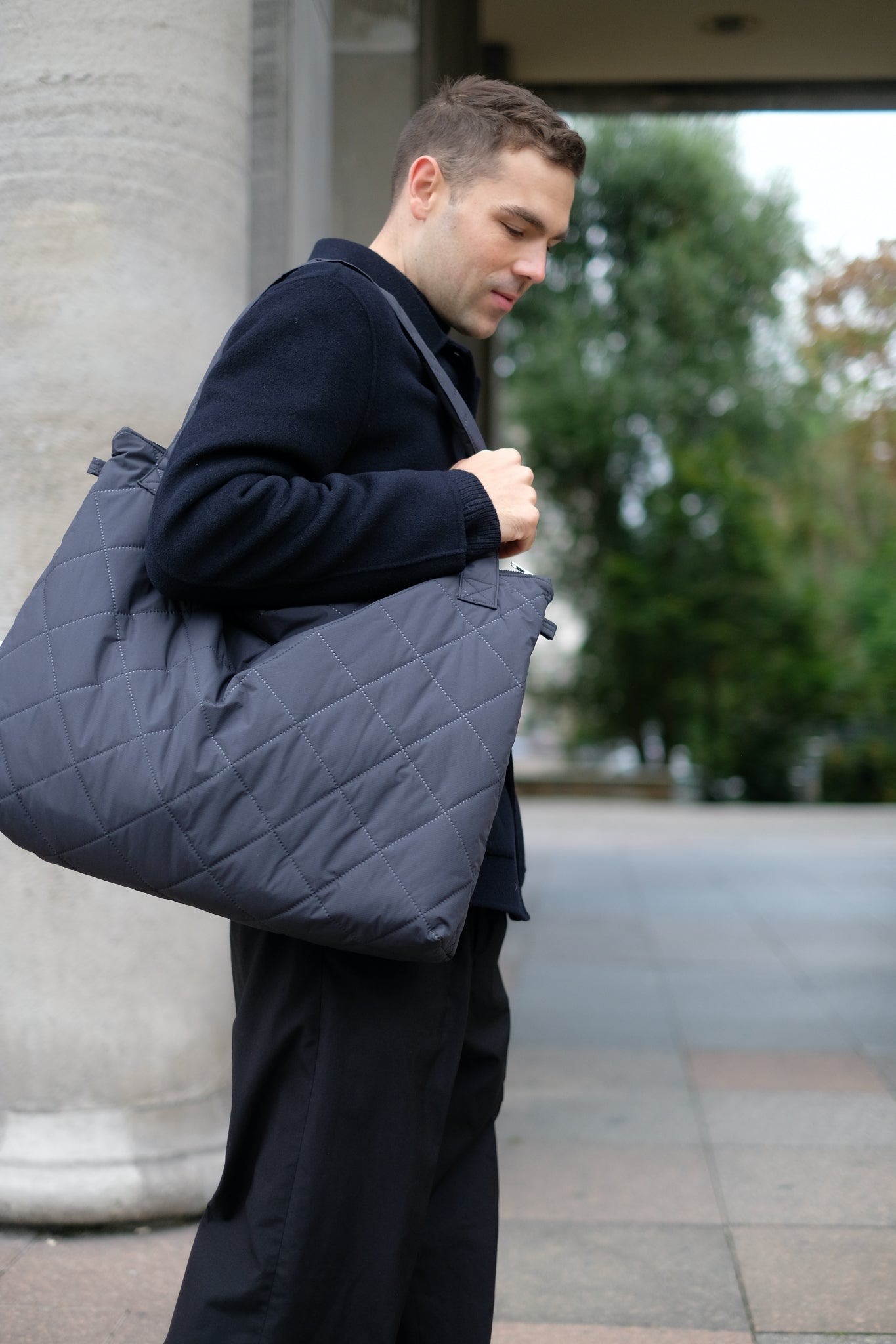 Kamping Studios Mom-Bag und Weekender in Schwarz, am maennlichen Model