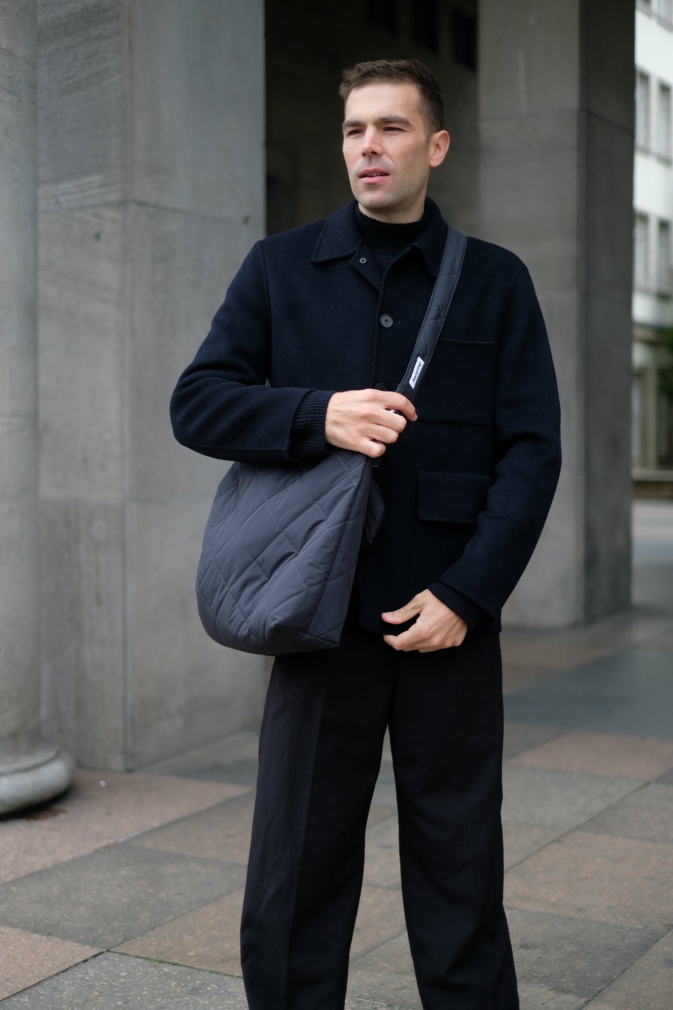 Kamping Studios Mom-Bag und Weekender in Schwarz, am maennlichen Model, Detail