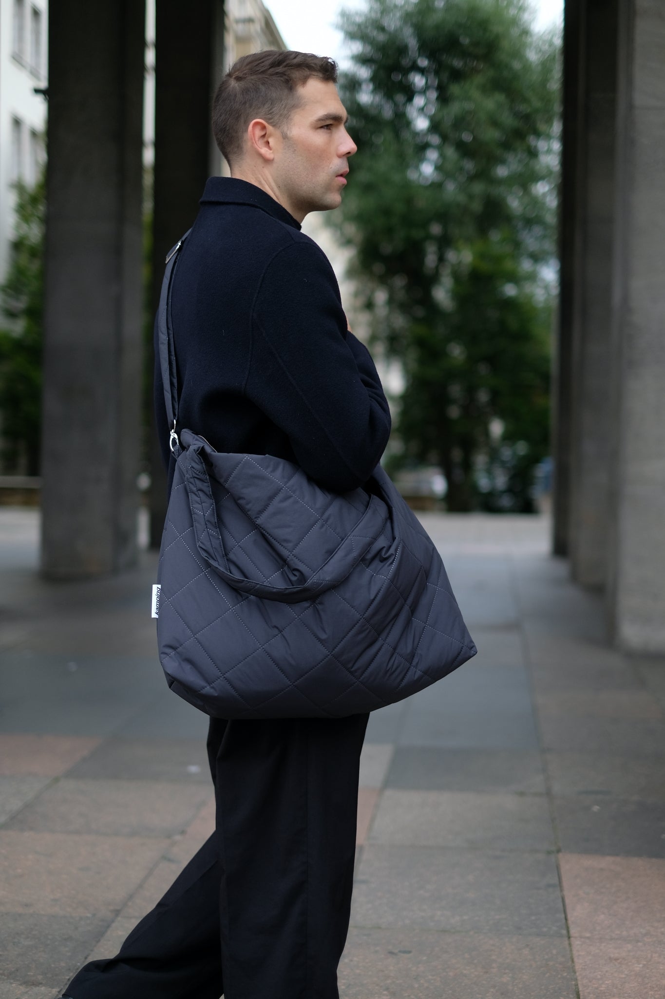 Kamping Studios Mom-Bag und Weekender in Schwarz, am maennlichen Model, Crossbody