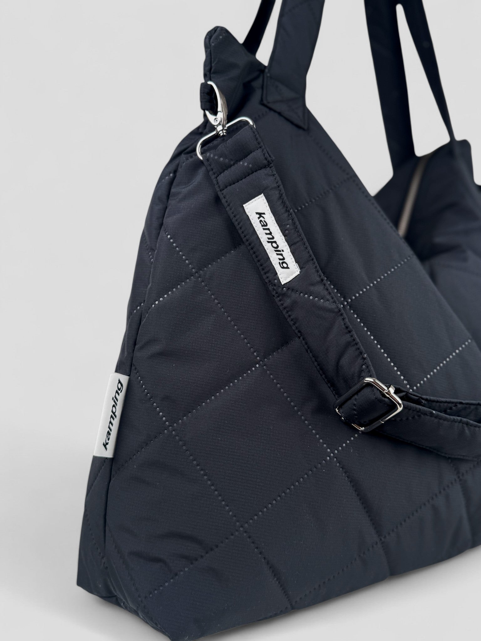 Kamping Studios Mom-Bag und Weekender in Schwarz, Produktfoto, Detail