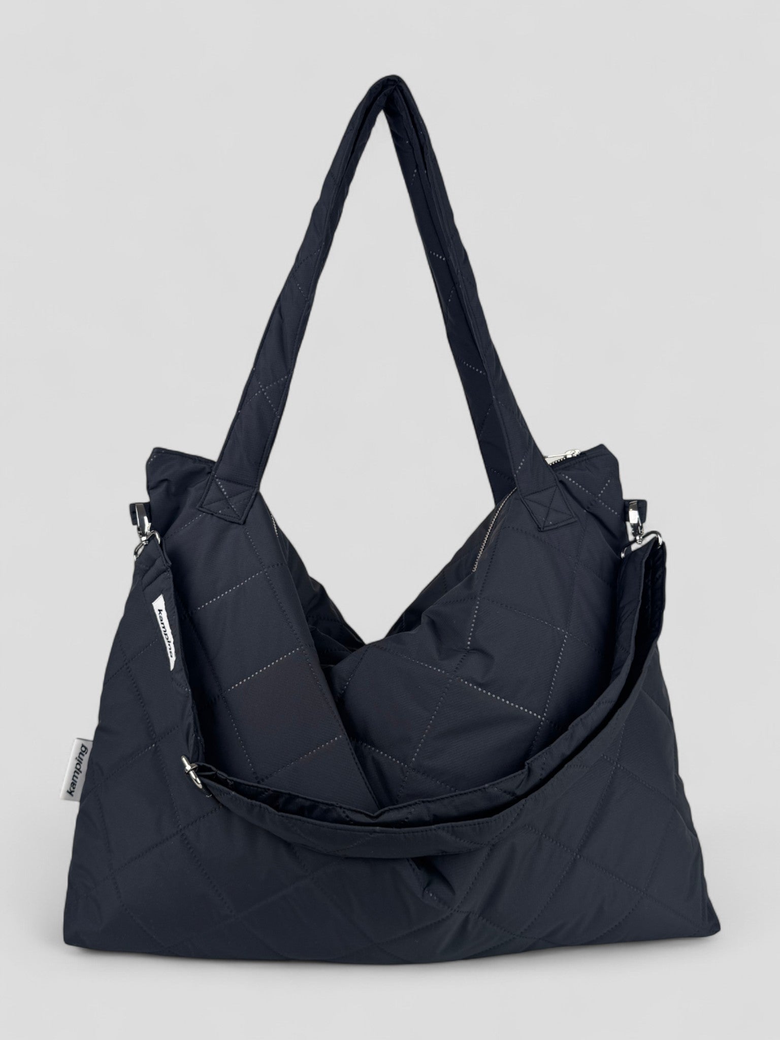 Kamping Studios Mom-Bag und Weekender in Schwarz, Produktfoto, Vorderansicht mit Schultergurt