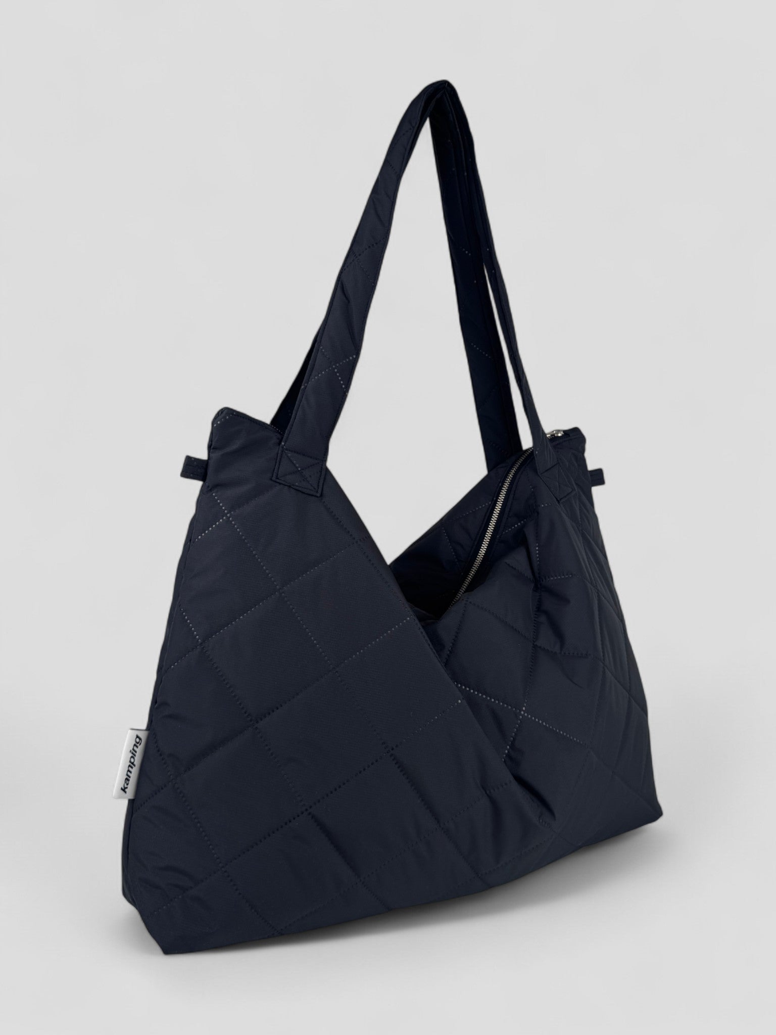 Kamping Studios Mom-Bag und Weekender in Schwarz, Produktfoto, Seitenansicht
