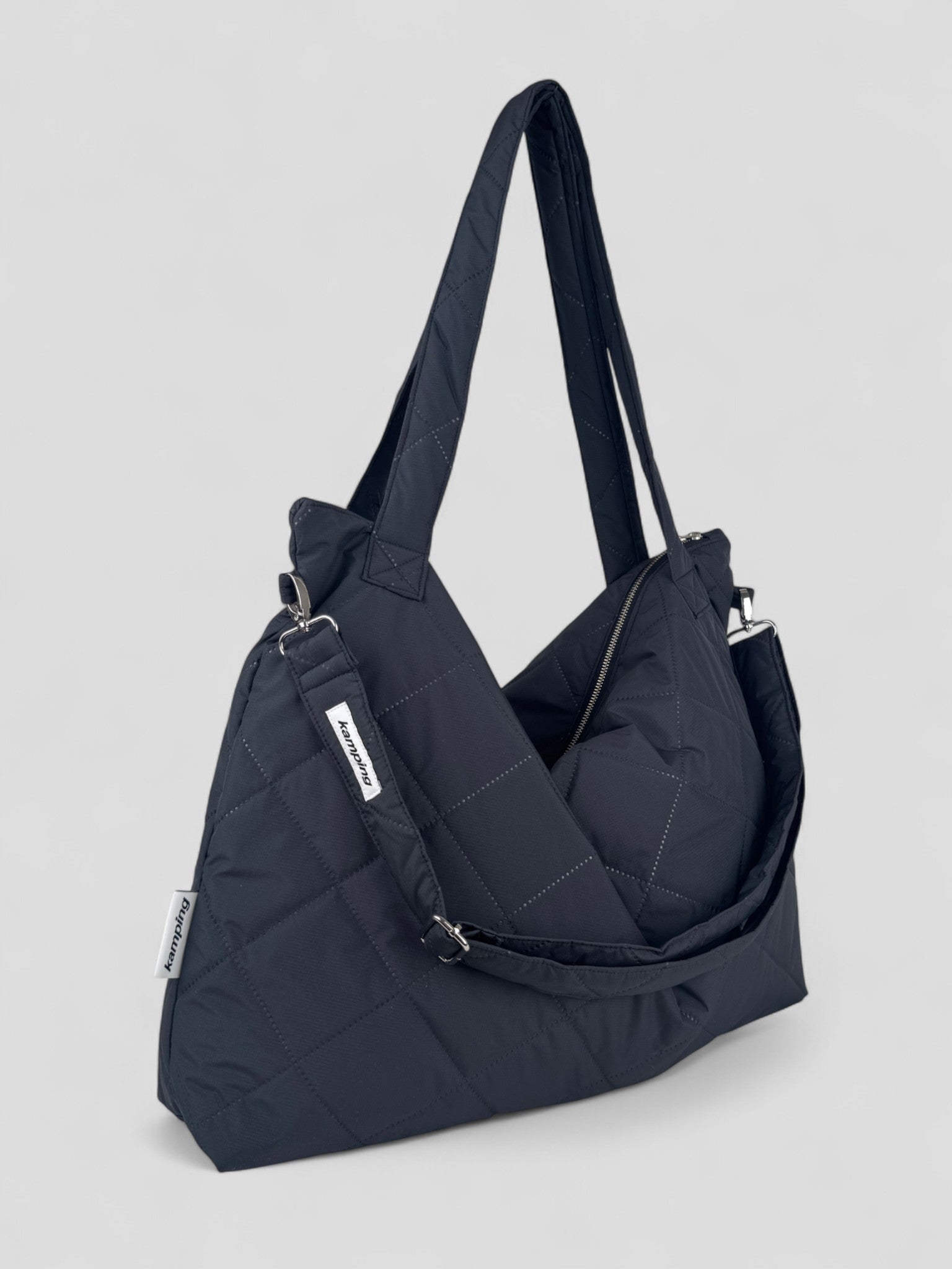 Kamping Studios Mom-Bag und Weekender in Schwarz, Produktfoto, Seitenansicht mit Schultergurt