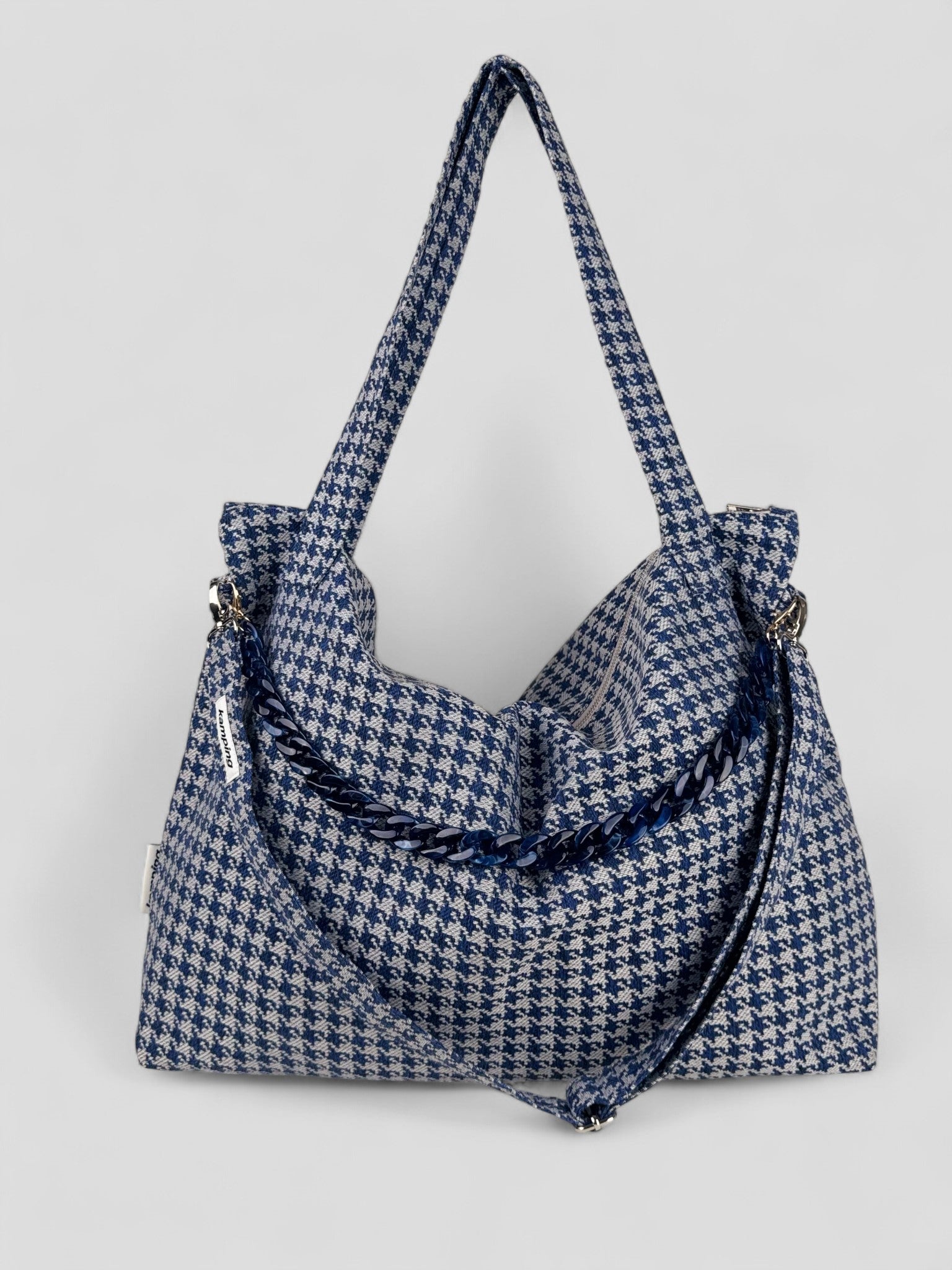 kamping studios mombag und weekender in blau-kariert, Produktfoto Vorderansicht mit Schultergurt und Kette