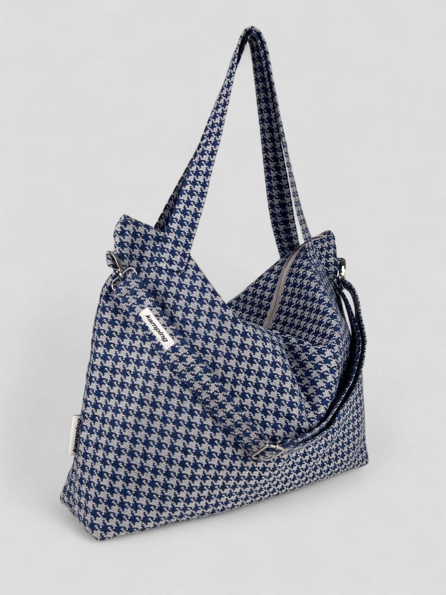 kamping studios mombag und weekender in blau-kariert, Produktfoto Seitenansicht mit Schultergurt