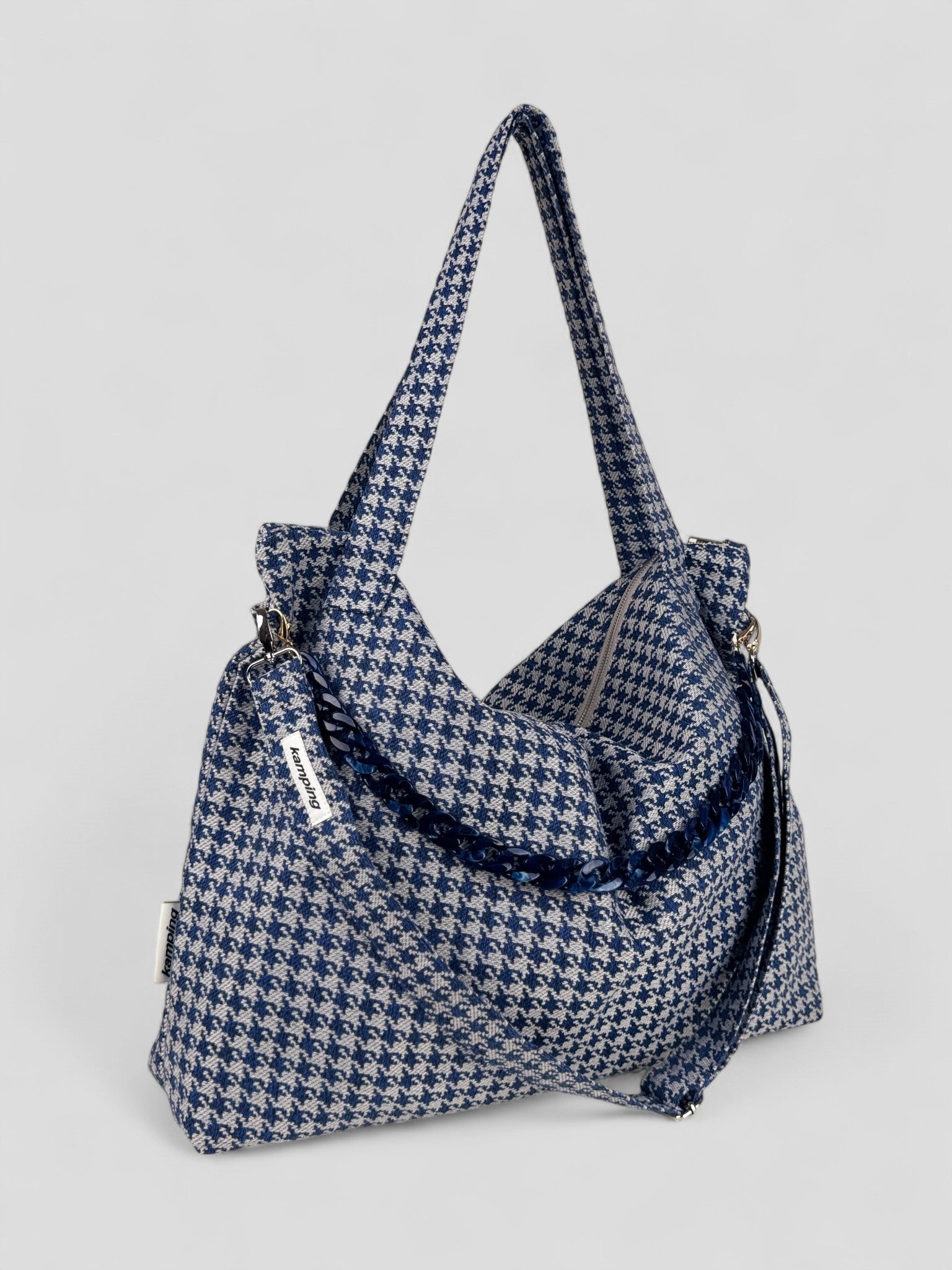 kamping studios mombag und weekender in blau-kariert, Produktfoto Seitenansicht mit Schultergurt und Kette