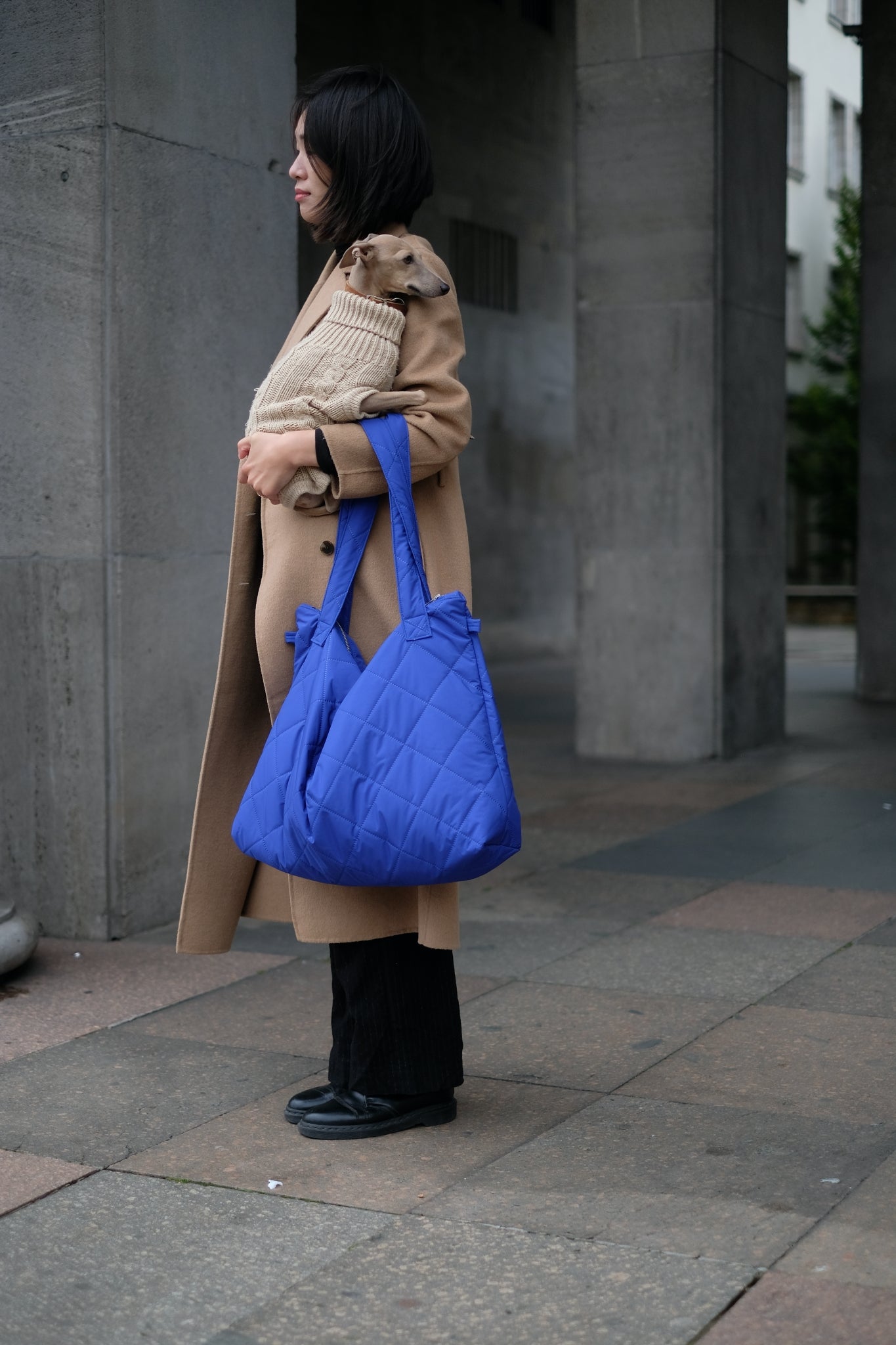 Kamping Studios Mom-Bag und Weekender in Blau, am Model