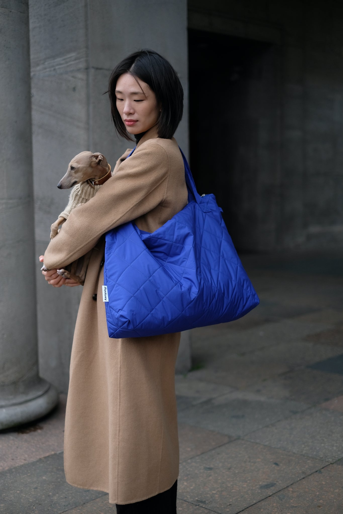 Kamping Studios Mom-Bag und Weekender in Blau, am Model Crossbody