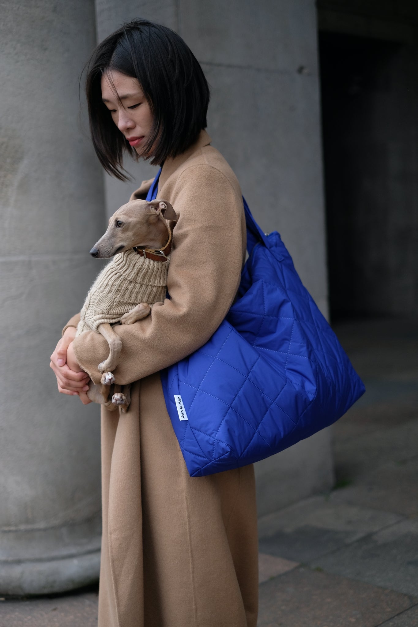 Kamping Studios Mom-Bag und Weekender in Blau, am Model Crossbody