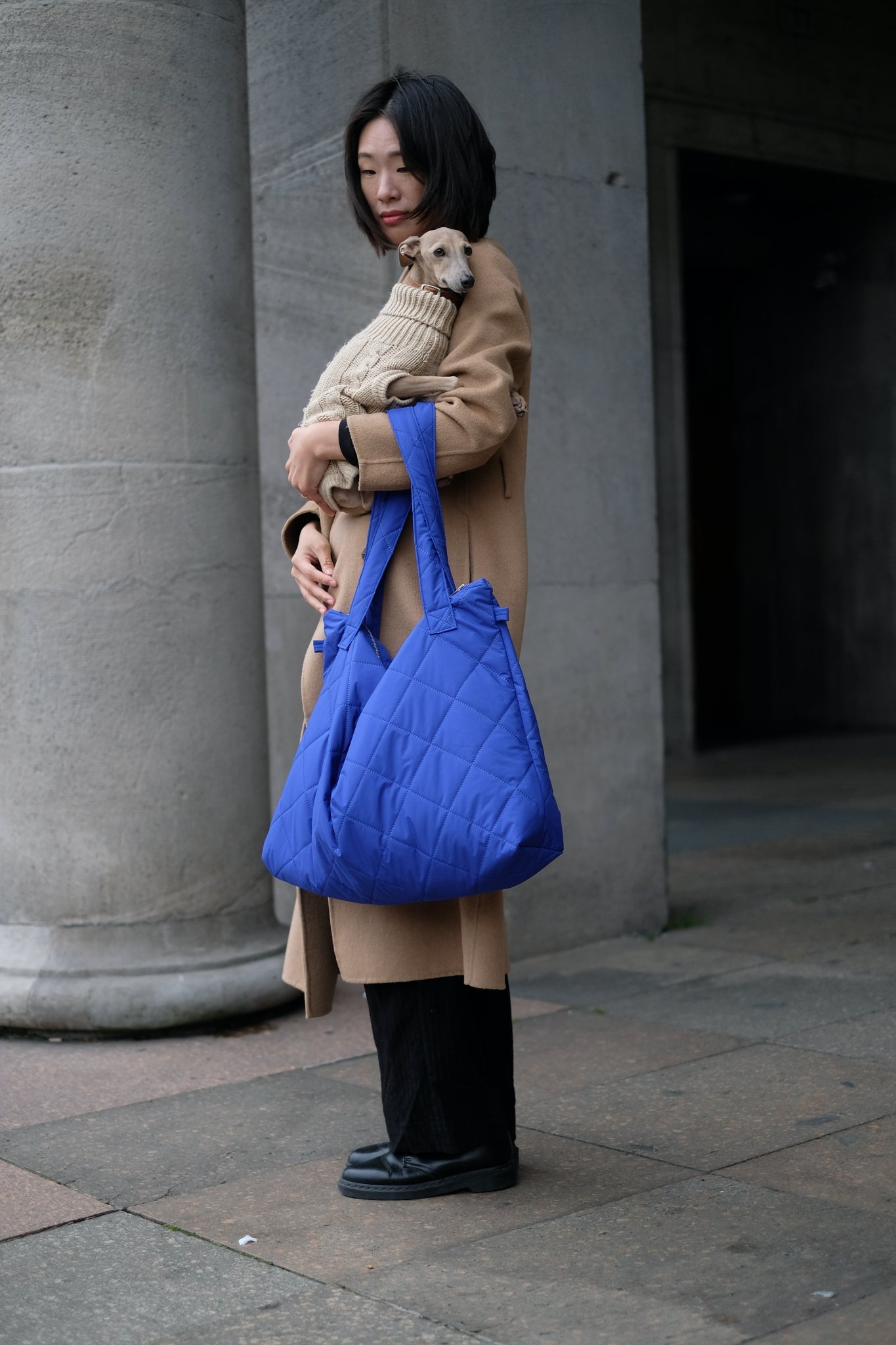 Kamping Studios Mom-Bag und Weekender in Blau, am Model 