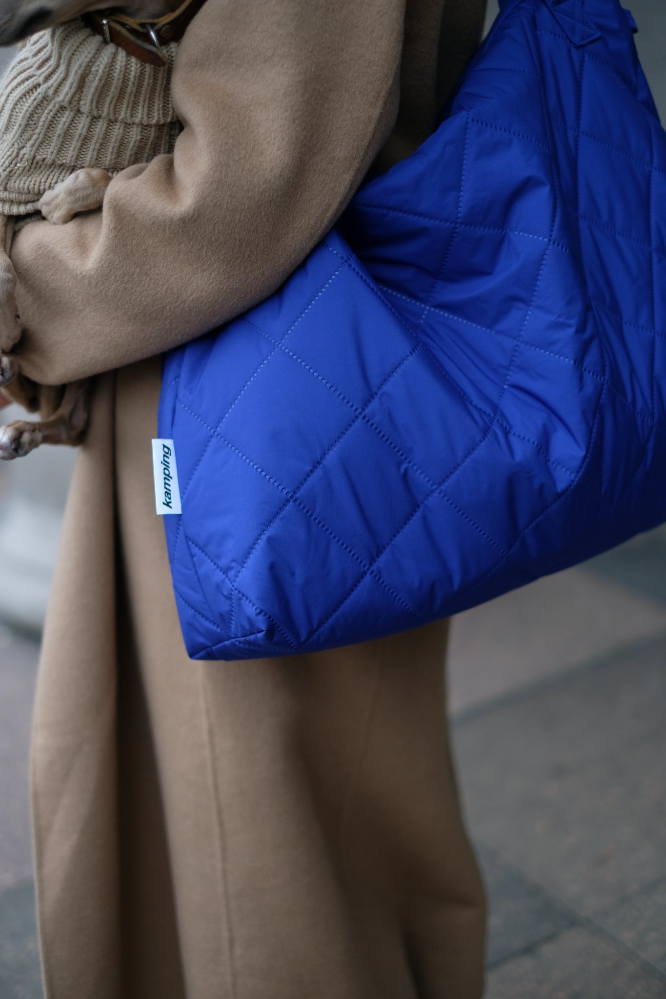 Kamping Studios Mom-Bag und Weekender in Blau, am Model, Detailfoto