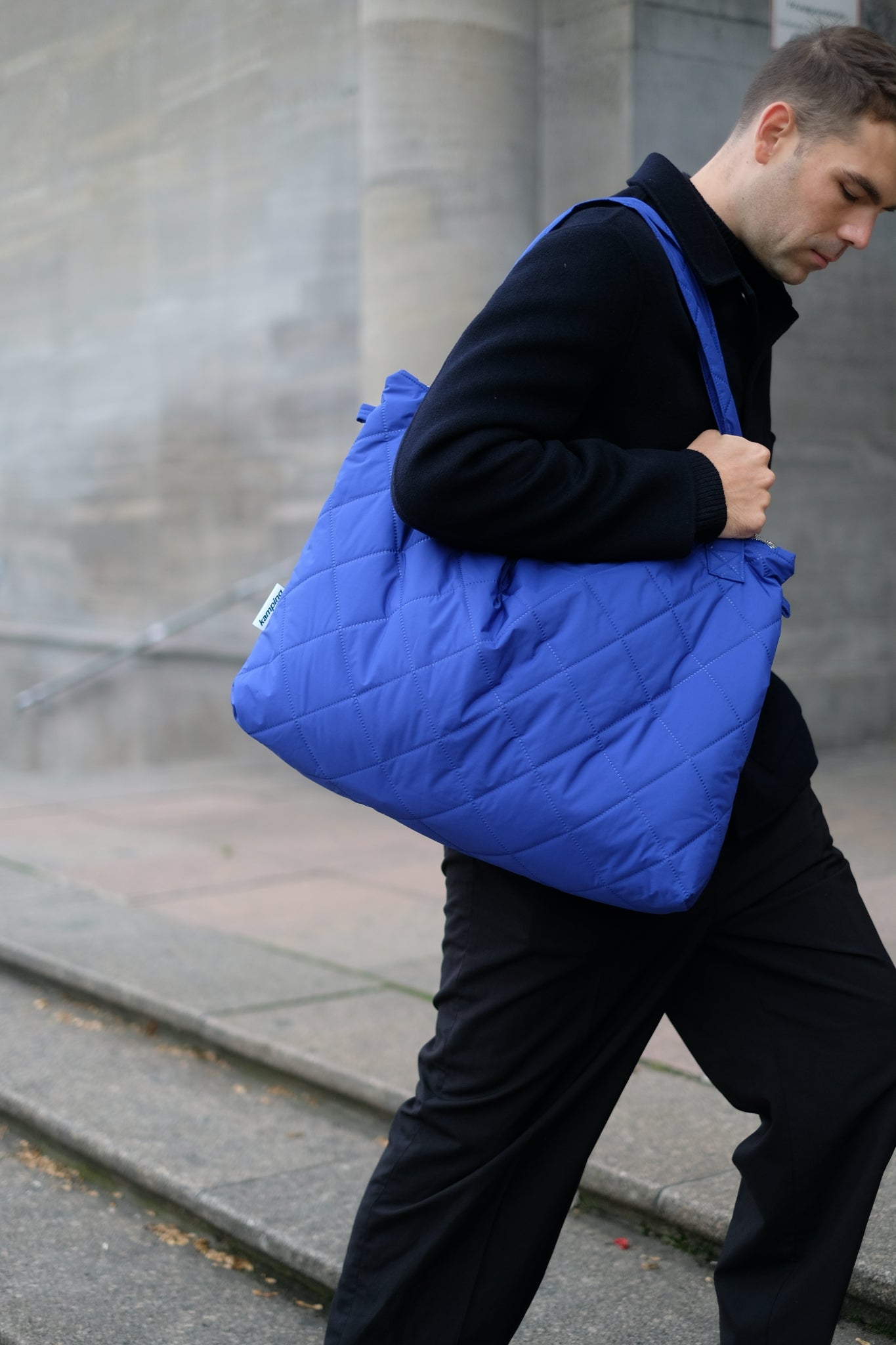 Kamping Studios Mom-Bag und Weekender in Blau, am maennlichen Model 
