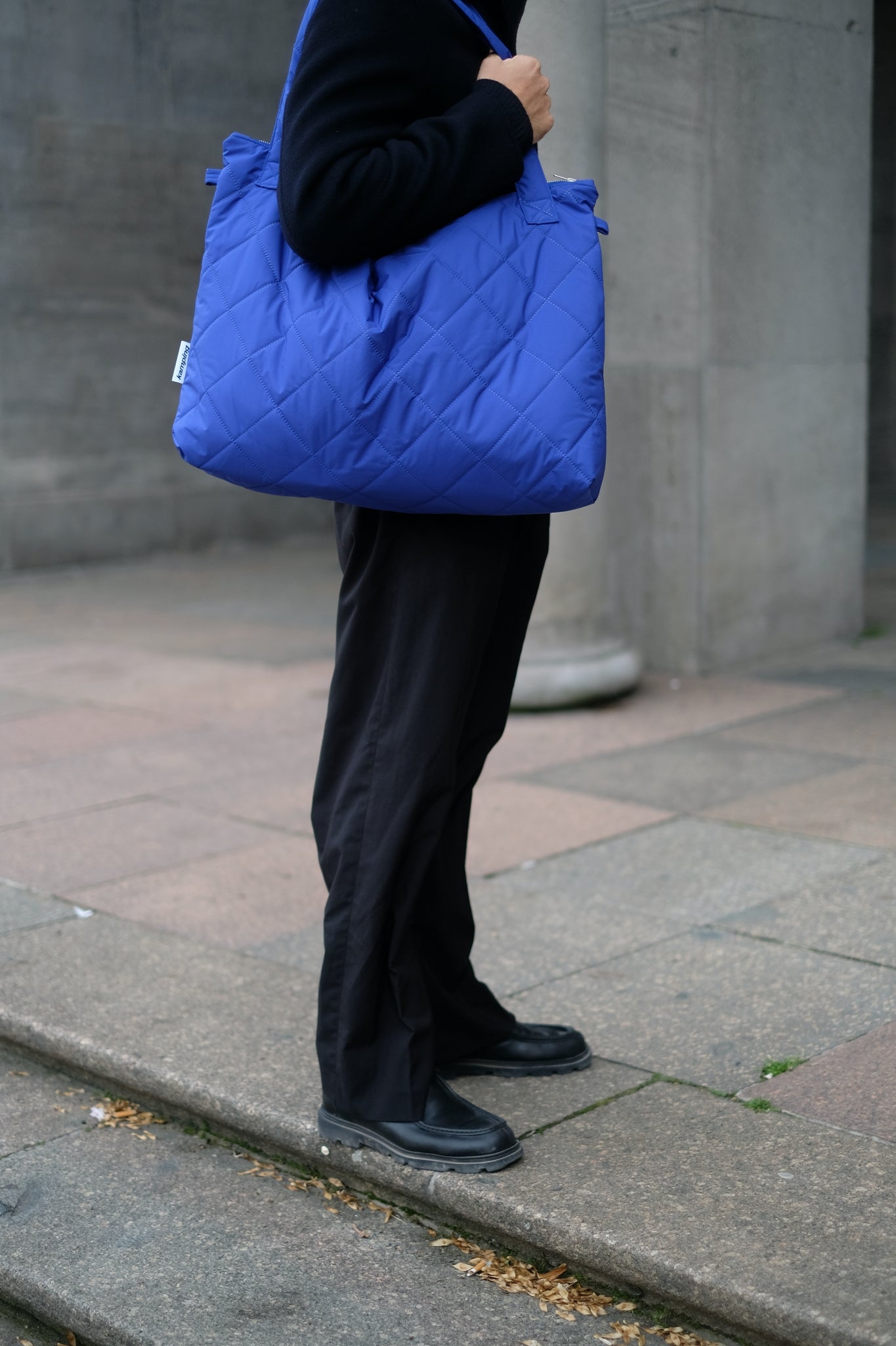 Kamping Studios Mom-Bag und Weekender in Blau, am maennlichen Model 2