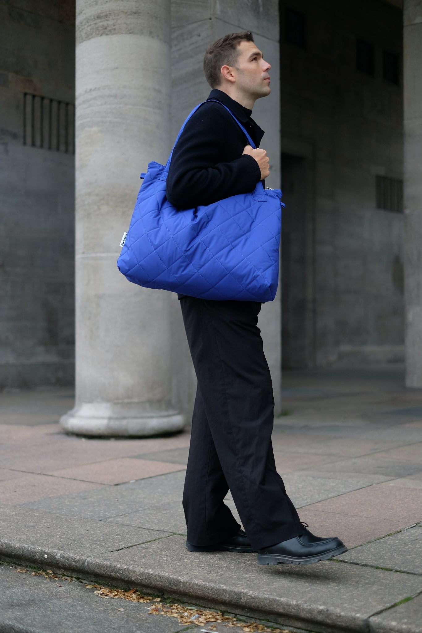 Kamping Studios Mom-Bag und Weekender in Blau, am maennlichen Model 4