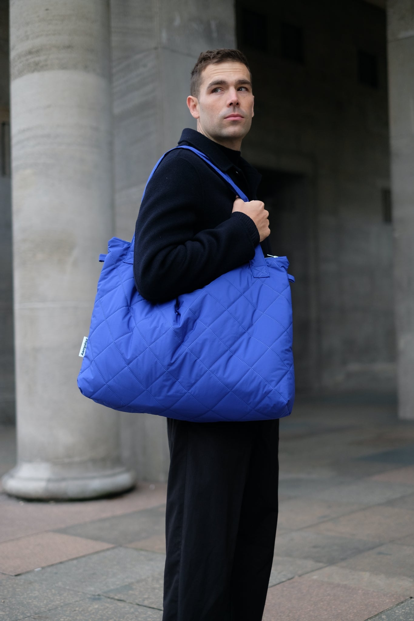 Kamping Studios Mom-Bag und Weekender in Blau, am maennlichen Model 3