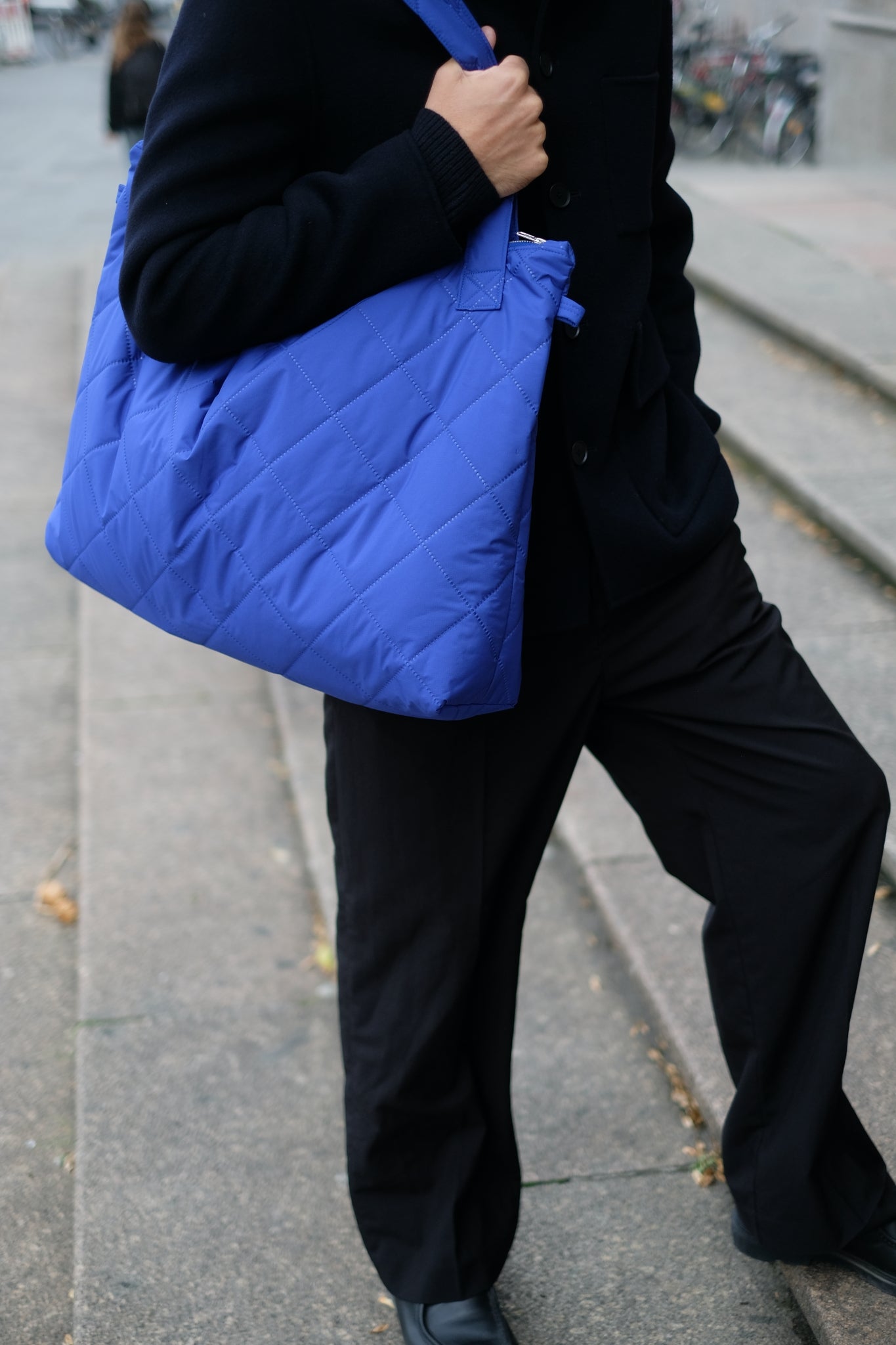 Kamping Studios Mom-Bag und Weekender in Blau, am maennlichen Model, Detailfoto