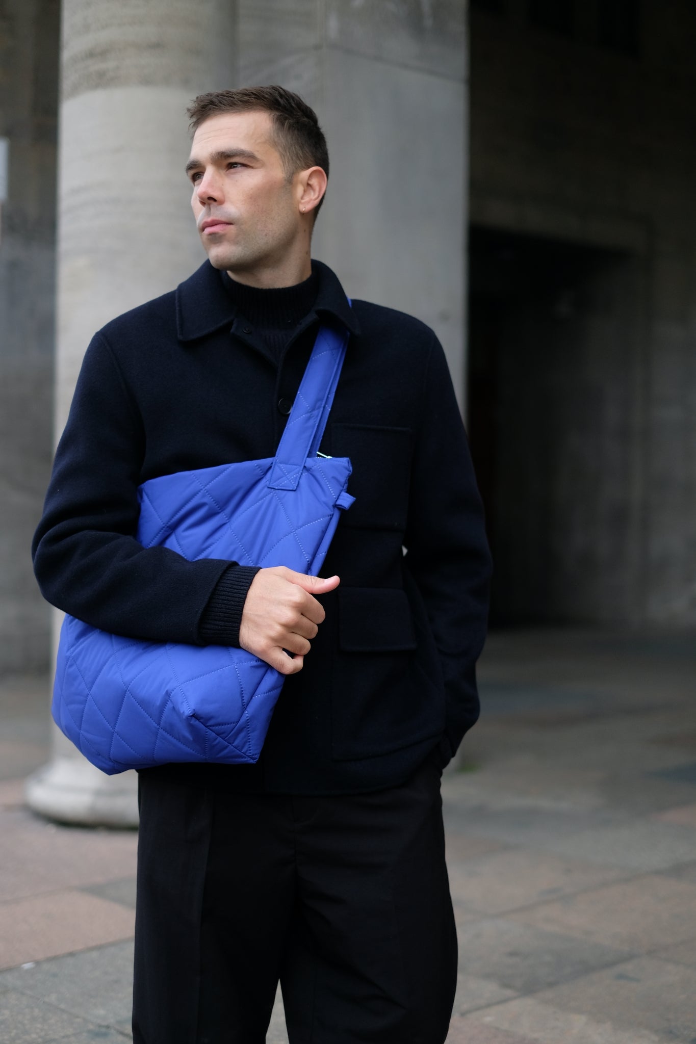Kamping Studios Mom-Bag und Weekender in Blau, am maennlichen Model Crossbody