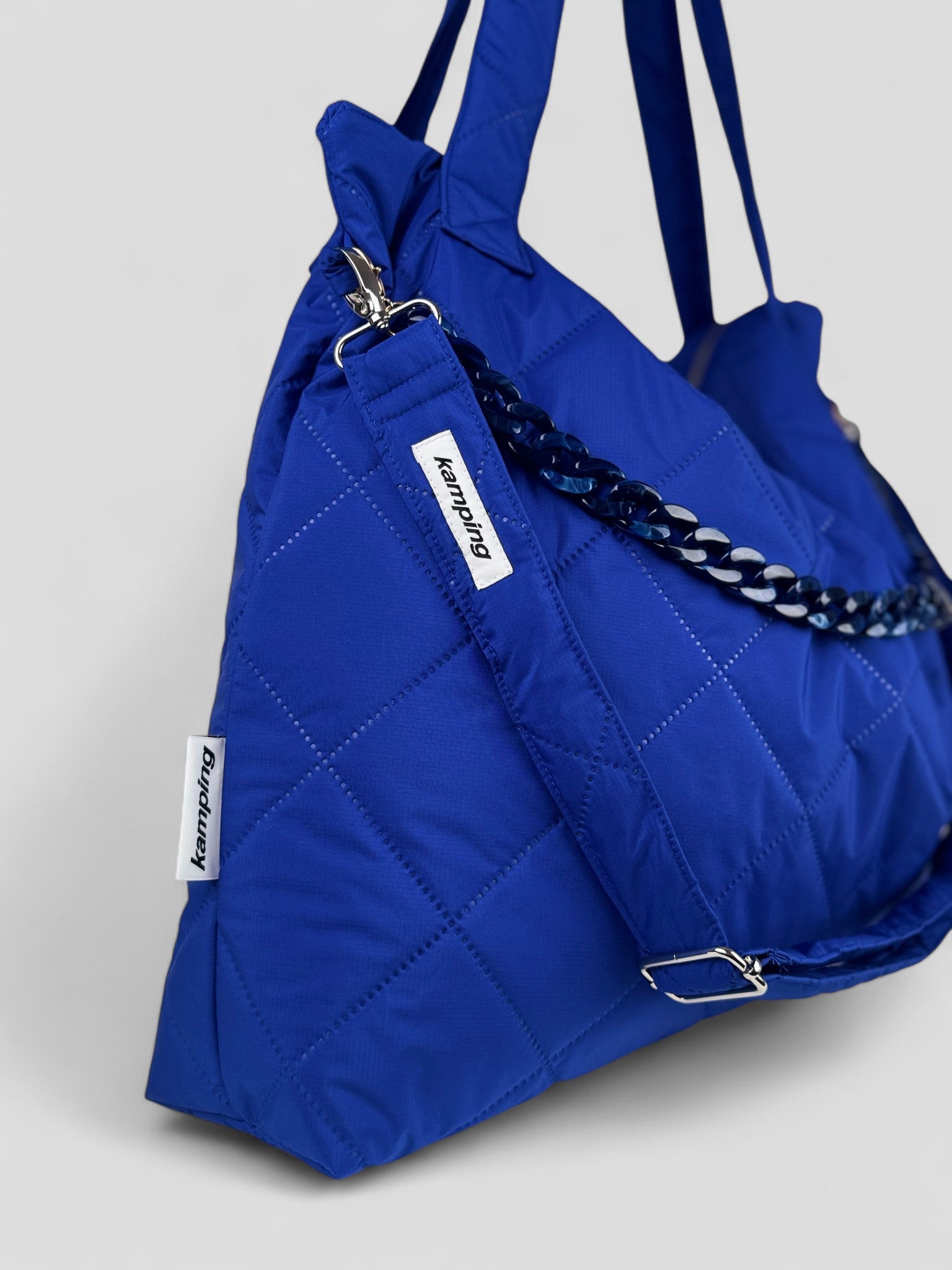 Kamping Studios Mom-Bag und Weekender in Blau, Produktfoto Detail mit blauer Kette