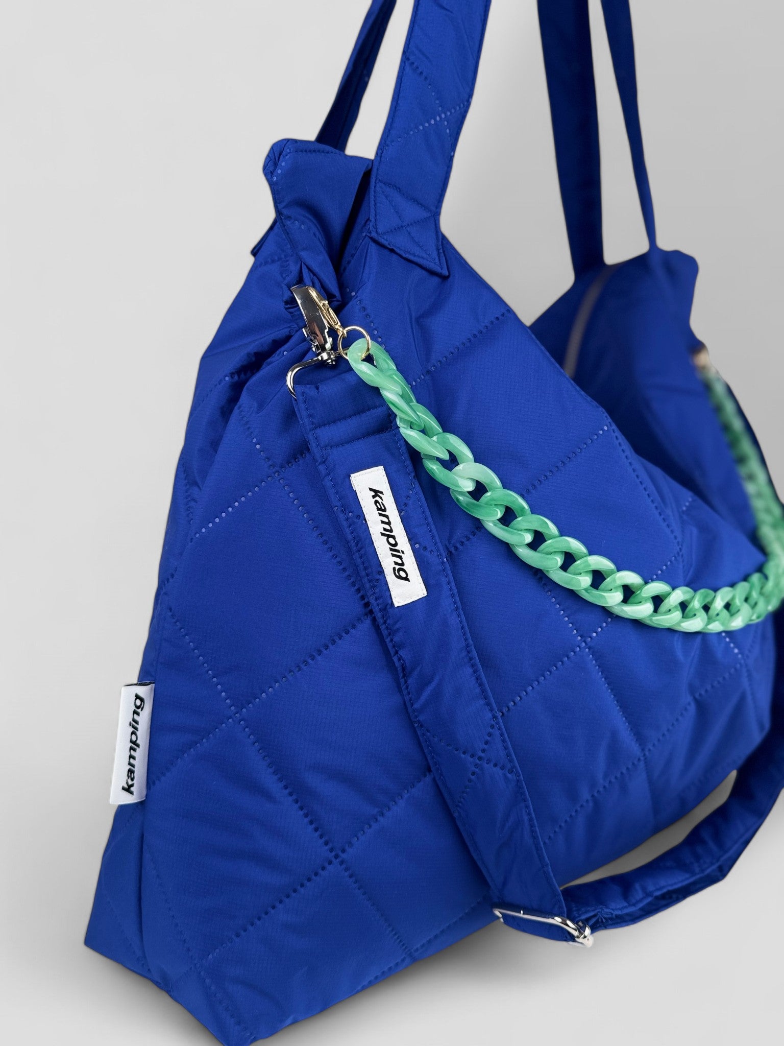 Kamping Studios Mom-Bag und Weekender in Blau, Produktfoto Detail mit gruener Kette