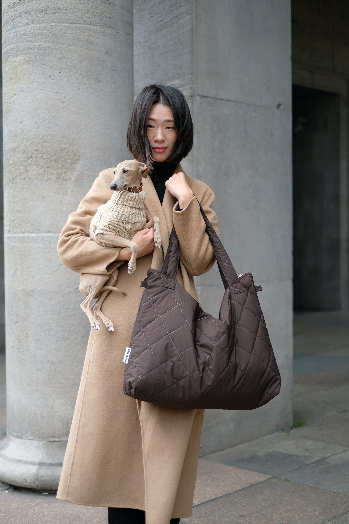 Kamping Studios Mom-Bag und Weekender in braun, am weiblichen Model Voderseite